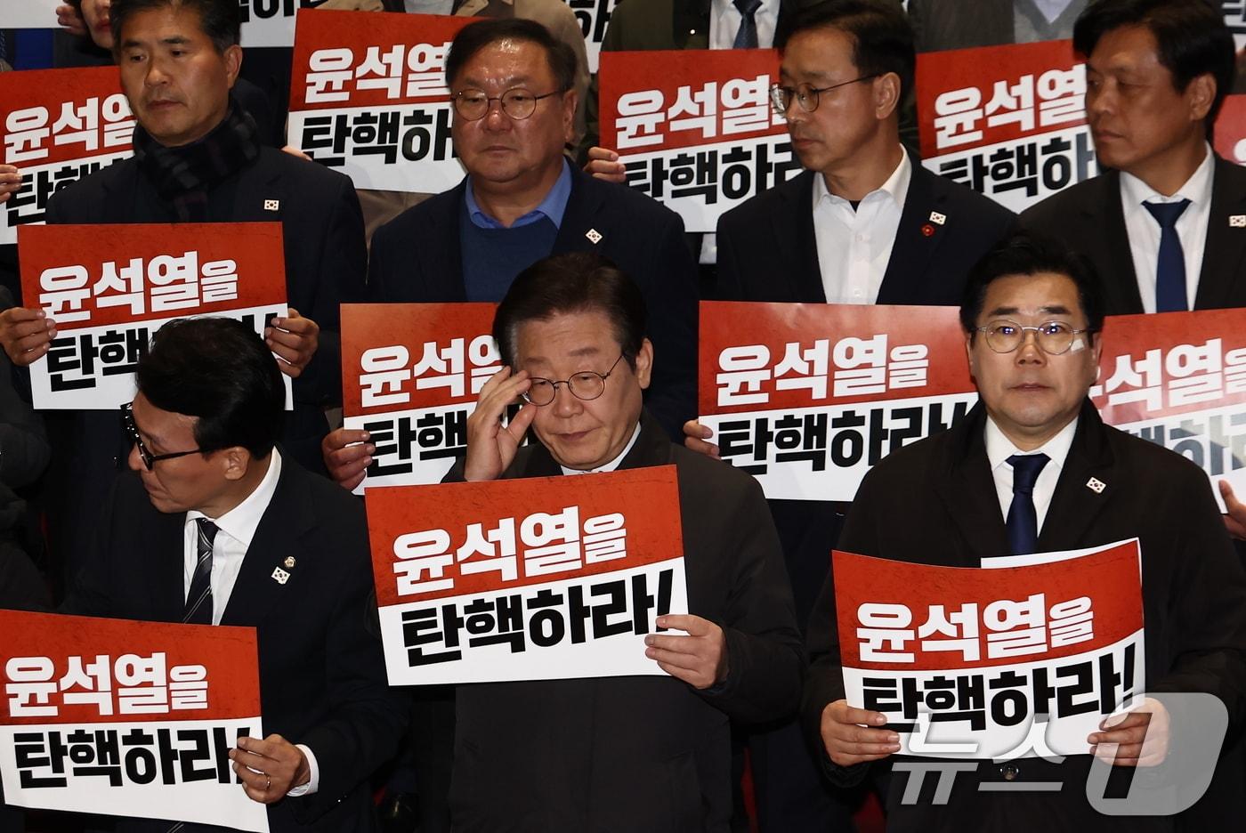 본문 이미지 - 이재명 더불어민주당 대표가 7일 오후 서울 여의도 국회 로텐더홀에서 윤석열 대통령의 탄핵소추안이 폐기된 후 표결에 불참한 국민의힘 의원들을 규탄하던 도중 안경을 고쳐쓰고 있다. 2024.12.7/뉴스1 ⓒ News1 김민지 기자