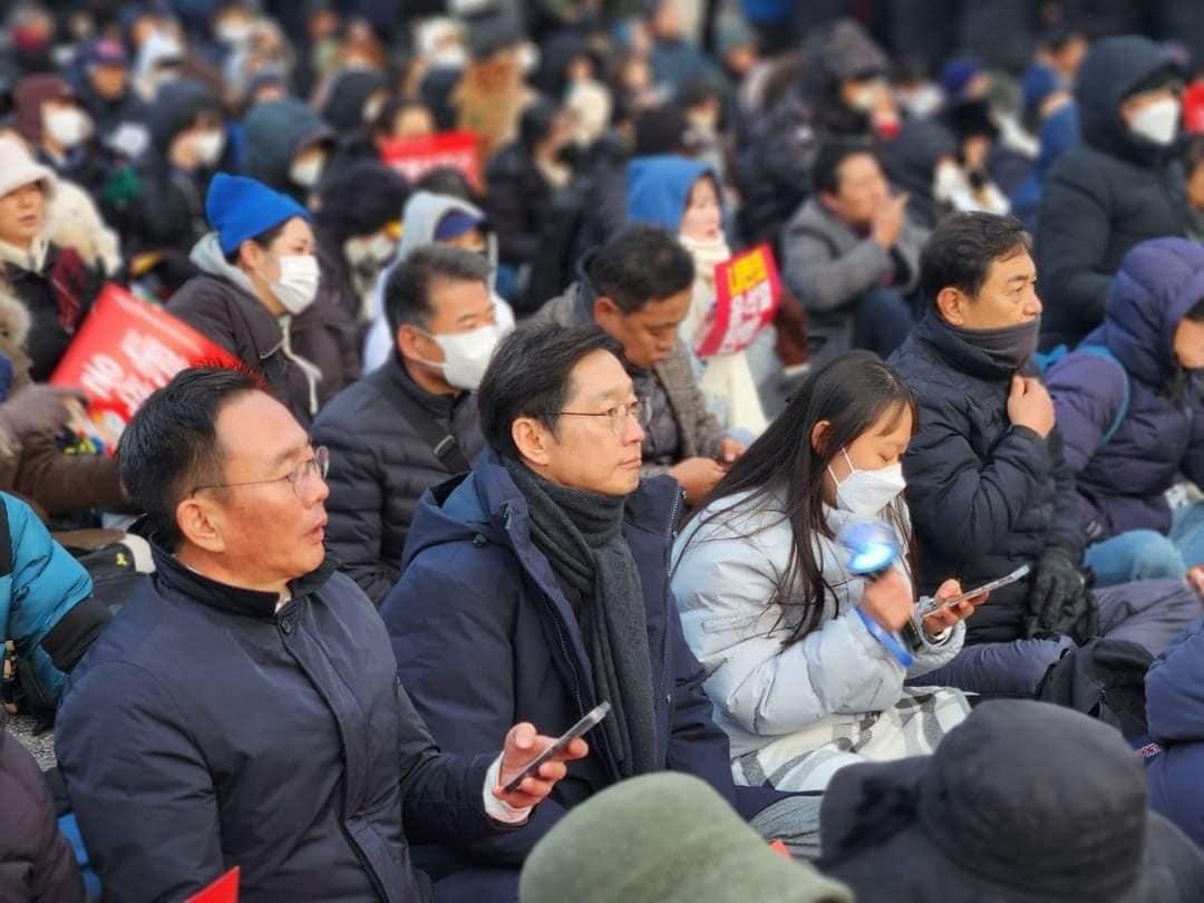 본문 이미지 - 김경수 전 경남도지사는 7일 서울 여의도 국회 앞에서 열린 국민촛불대행진 집회에 민주당원들과 함께 참석했다. (사진 김 전 지사 페이스북)