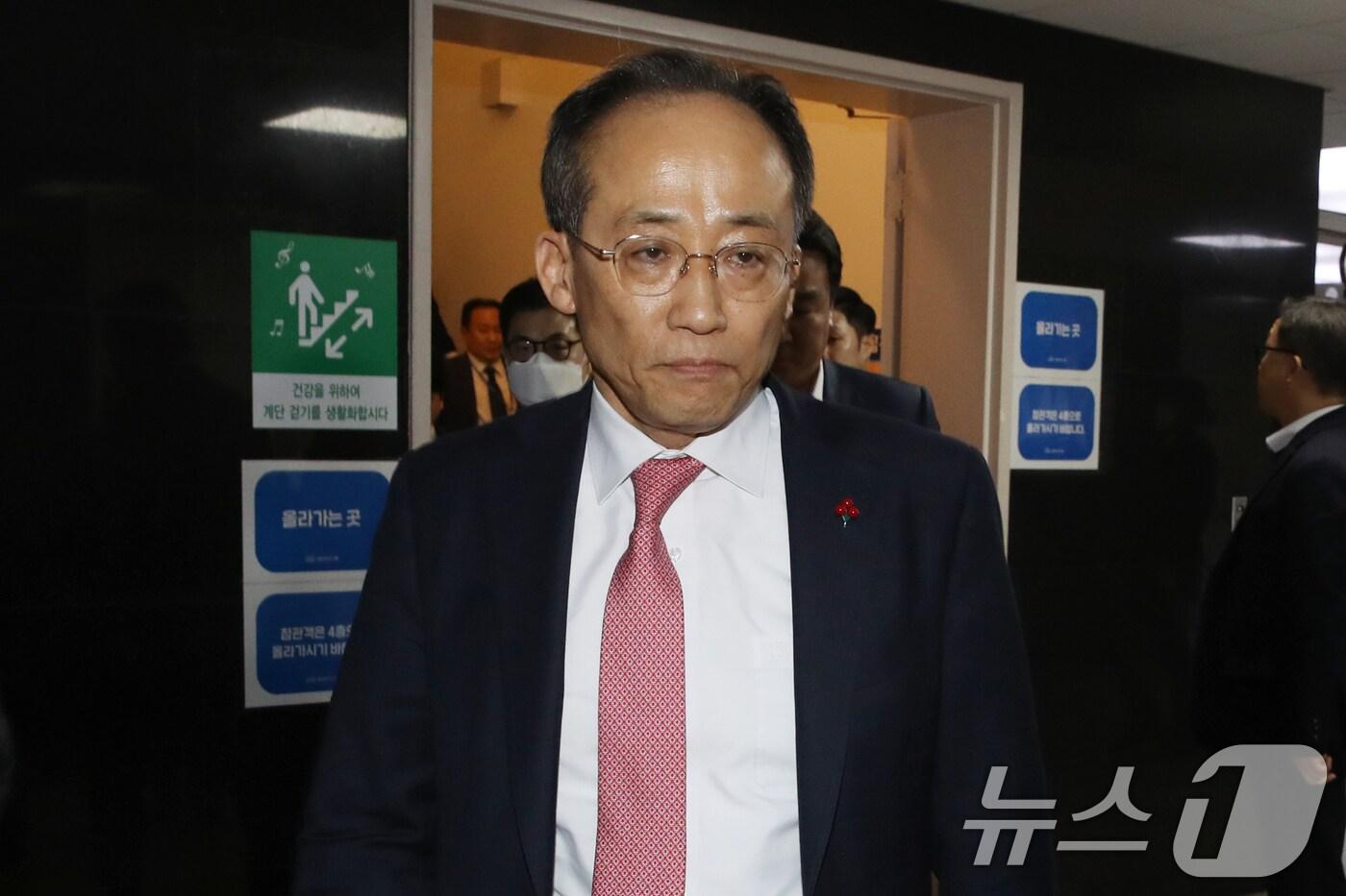 추경호 국민의힘 원내대표가 7일 오후 서울 여의도 국회에서 의원총회를 마친뒤 항의하는 민주당 관계자들을 뒤로 하고 국회 본청을 나서고 있다. 이날 국민의힘 의원들은 김건희 특검법 투표 후 본회의장을 나가 윤석열 대통령 탄핵소추안 투표에는 참여하지 않고 의총을 계속이어가다 본회의 산회후 국회를 떠났다. 2024.12.7/뉴스1 ⓒ News1 이광호 기자