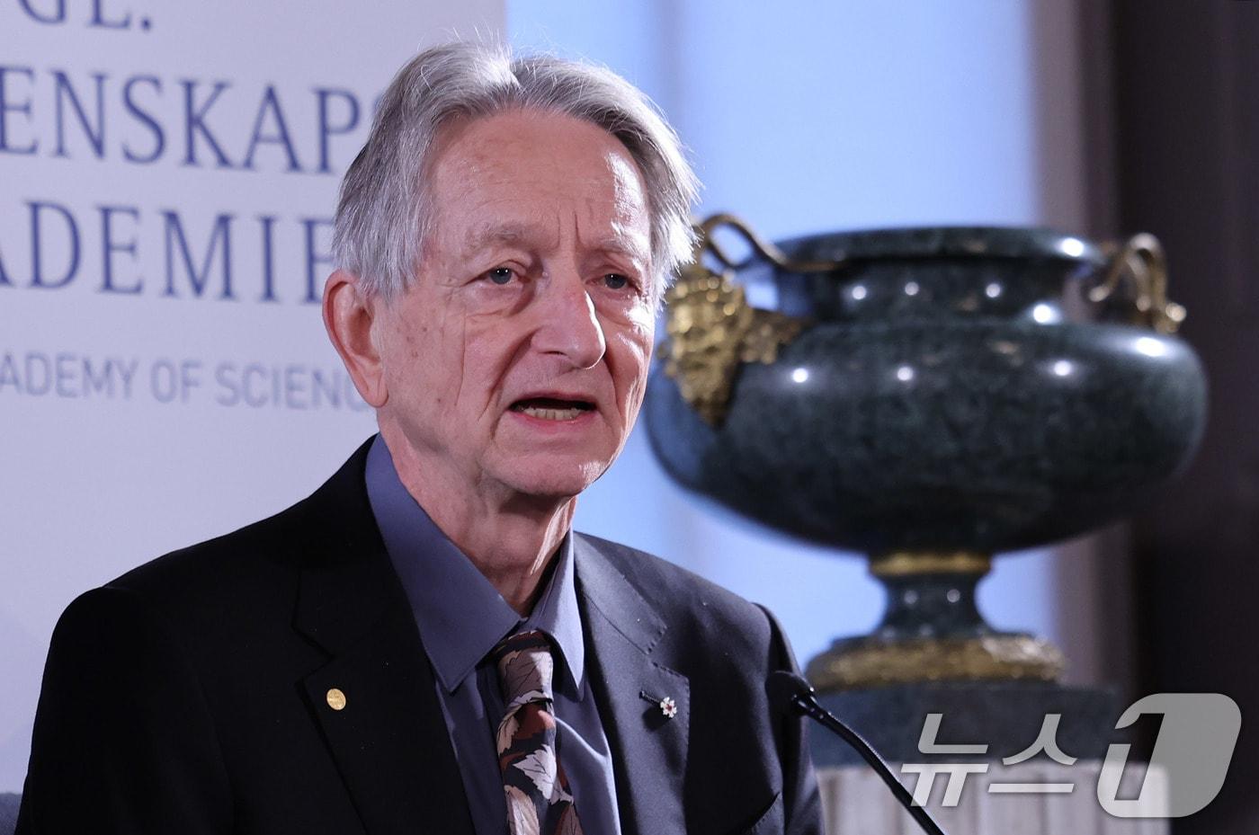 노벨 물리학상 수상자인 제프리 힌턴 캐나다 토론토대 명예교수가 7일&#40;현지시간&#41; 스톡홀름 스웨덴 왕립과학원에서 열린 노벨 물리·화학·경제학상 수상자 기자회견에서 취재진 질문에 답하고 있다. 2024.12.8/뉴스1 ⓒ News1 박지혜 기자
