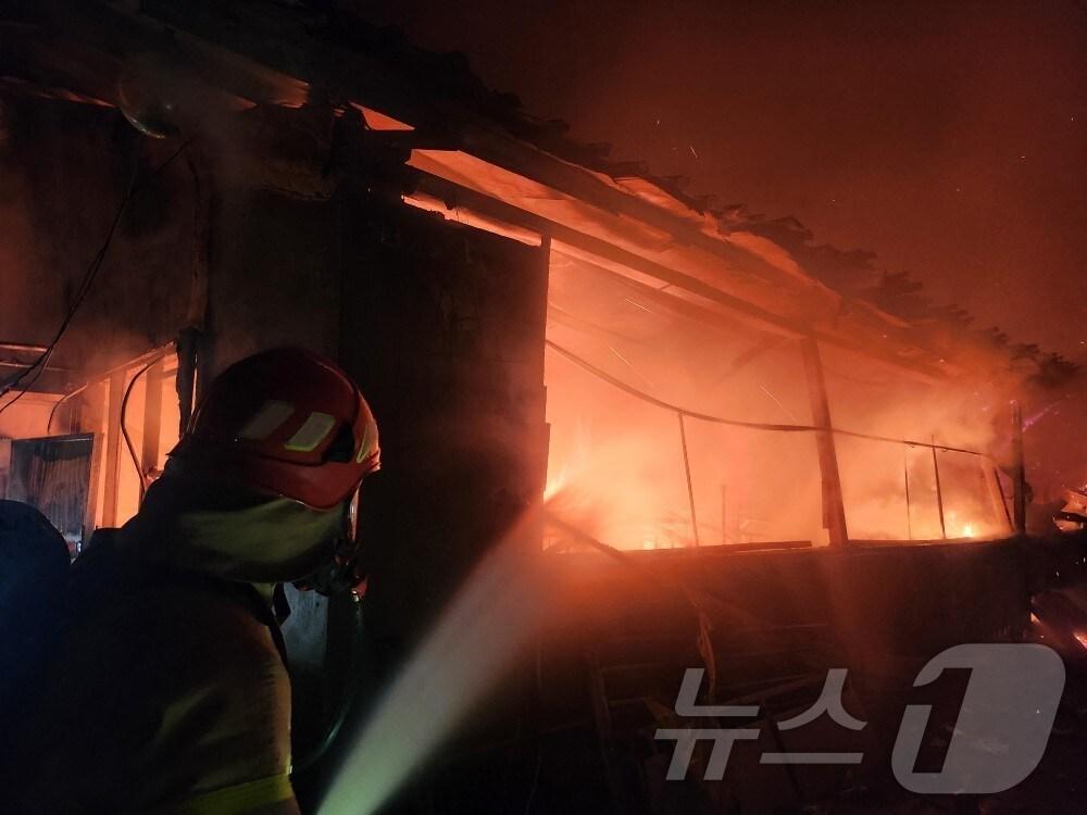 본문 이미지 - 8일 0시4분쯤 경북 고령군 대가야읍의 한 돈사에서 불이 나 소방당국이 진화하고 있다.(경북소방본부 제공)2024.12.08/뉴스1 