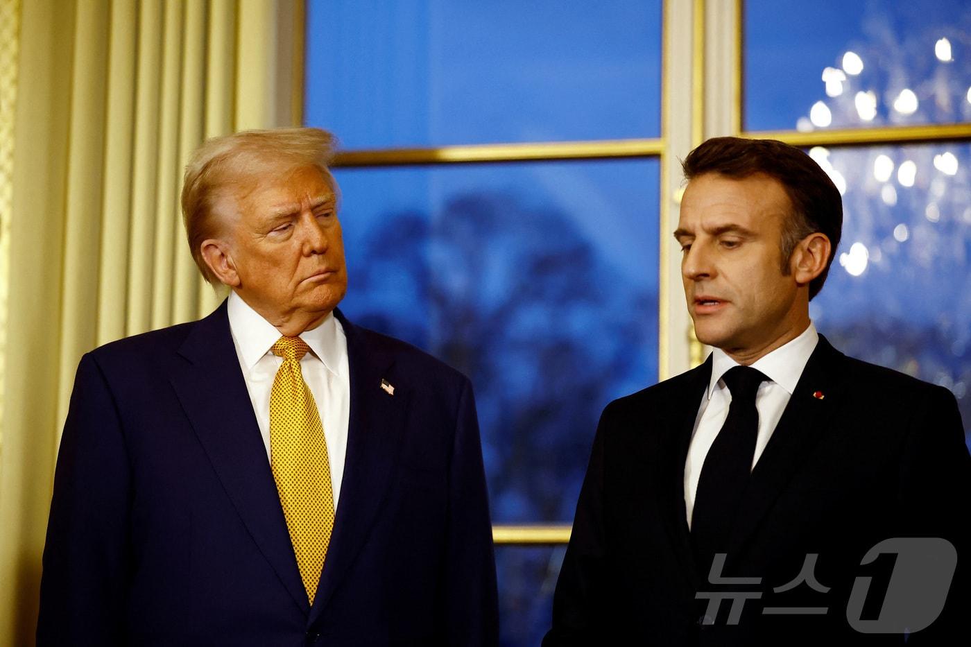 도널드 트럼프 미국 대통령 당선인이 7일(현지시간) 노트르담 대성당 재개관 기념식 참석차 프랑스를 방문해 파리 엘리제궁에서 에마뉘엘 마크롱 대통령과 만나고 있다. 2024.12.08 ⓒ 로이터=뉴스1 ⓒ News1 우동명 기자