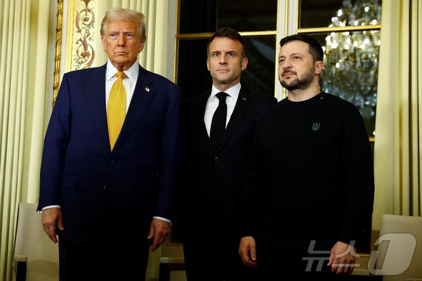 도널드 트럼프 미국 대통령 당선인이 7일(현지시간) 노트르담 대성당 재개관 기념식 참석차 프랑스를 방문해 파리 엘리제 궁에서 에마뉘엘 마크롱 대통령, 볼로디미르 젤렌스키 우크라이나 대통령과 회담에 앞서 포즈를 취하고 있다. 2024.12.08 ⓒ 로이터=뉴스1 ⓒ News1 우동명 기자