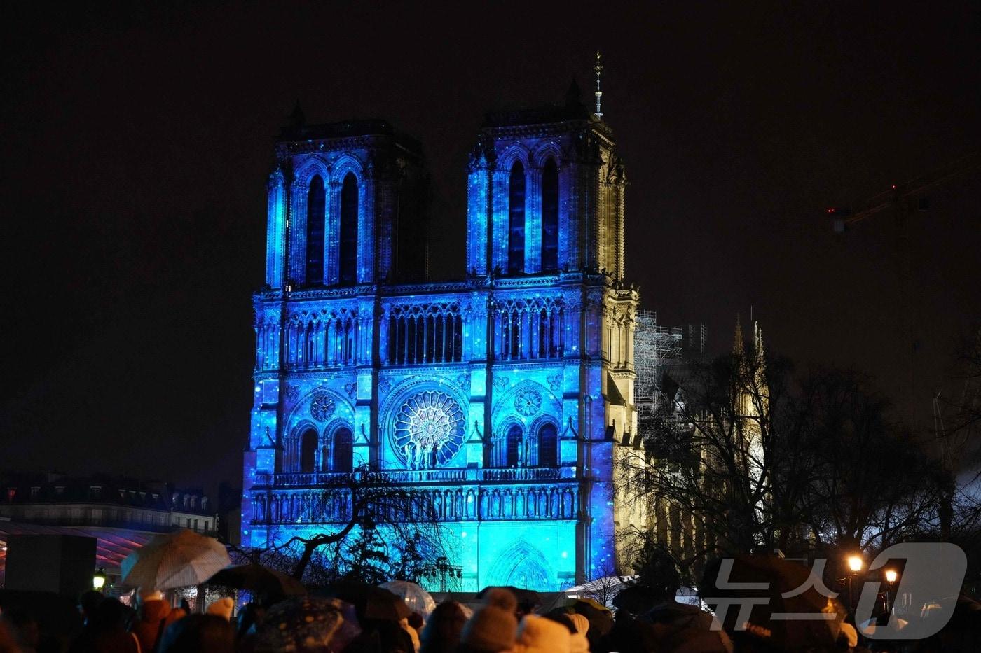 본문 이미지 - 2019년 4월 화재로 거의 전소되었던 프랑스 노트르담 대성당이 7일(현지시간) 5년 8개월 만에 복원을 마치고 재개관했다. ⓒ AFP=뉴스1