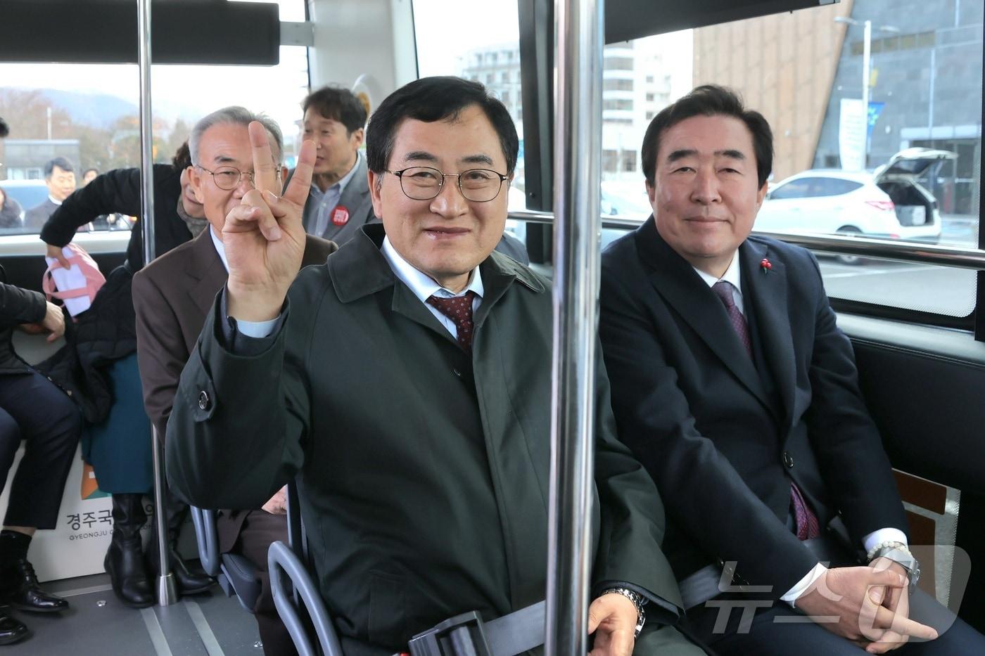 본문 이미지 - 주낙영 경북 경주시장이 지난 6일 보문관광단지 내 화백컨벤션센터 앞에서 자율주행버스 시승을 하고 있다. (경주시제공) 2024.12.8/뉴스1 