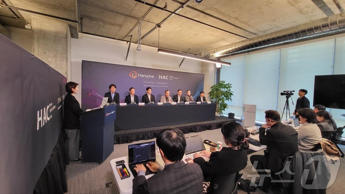 3일(현지시간) 미국 샌프란시스코 '한화 AI 센터'(Hanwha AI Center, HAC) 개소식에서 여승주 한화생명 대표이사 부회장을 비롯한 한화금융 3사 임원진들이 기자회견을 진행하고 있다.