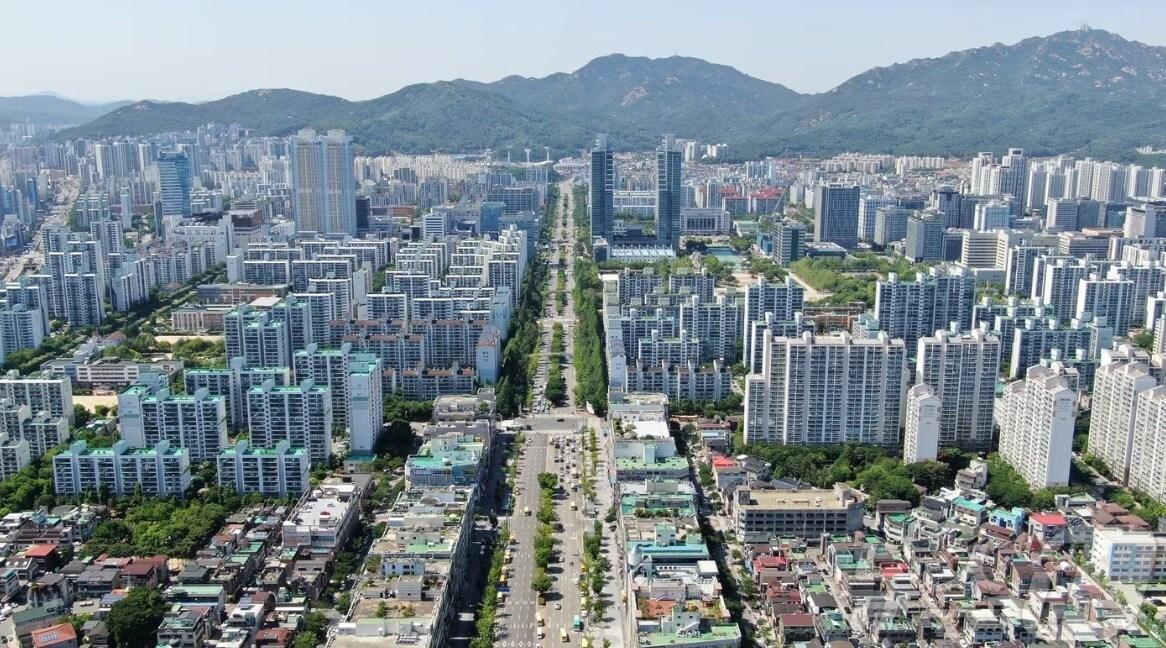 본문 이미지 - 최근 감소세를 지속해 온 경기 안양시의 인구가 3년 4개월 만에 55만명을 회복했다. 사진은 평촌신도시 전경.(안양시 제공)/