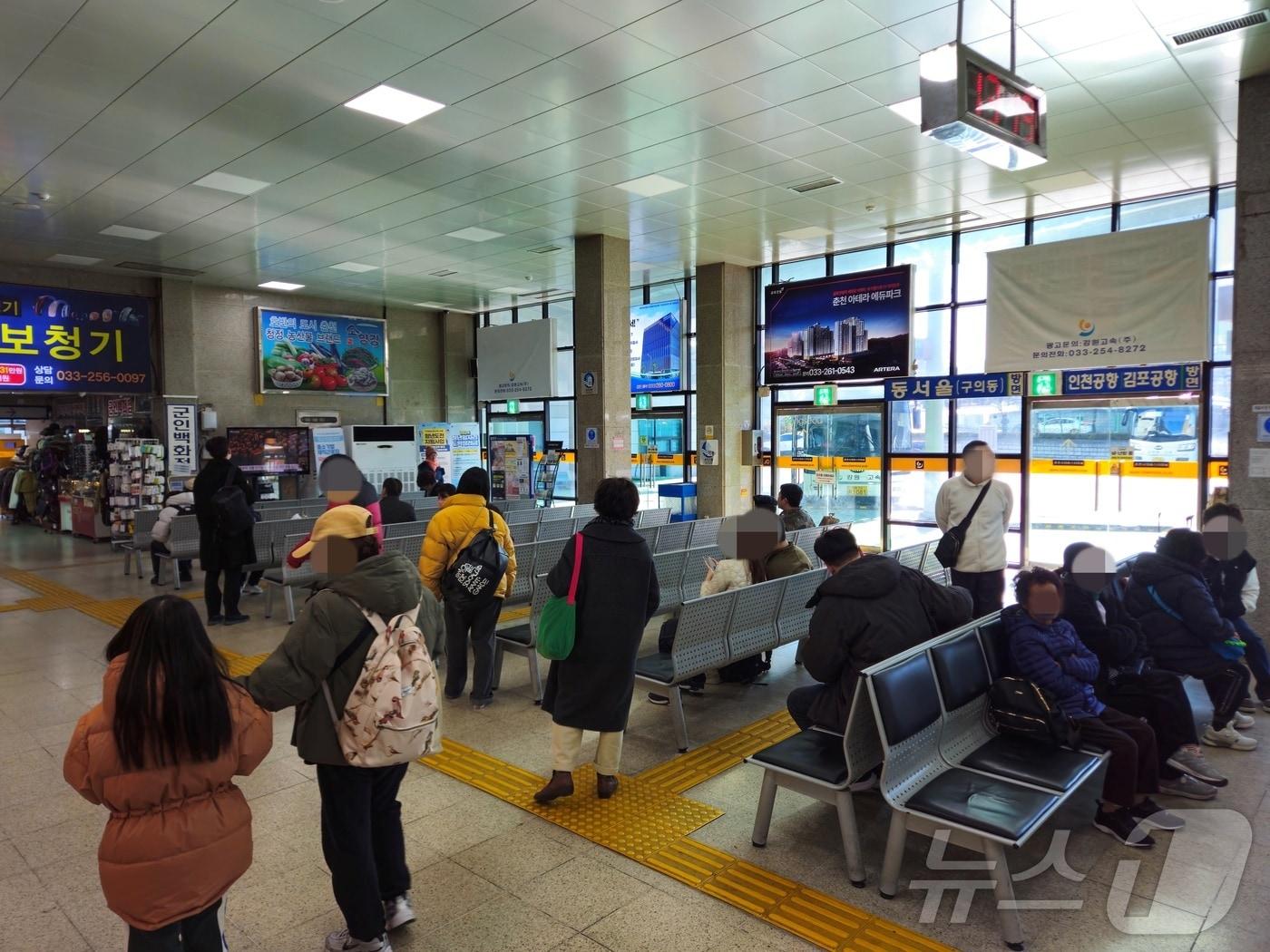 본문 이미지 - 8일 오후 1시 강원 춘천 온의동 춘천시외버스터미널 안에 시민, 관광객들이 앉아서 버스시간을 가다리고 있다.2024.12.8 한귀섭 기자