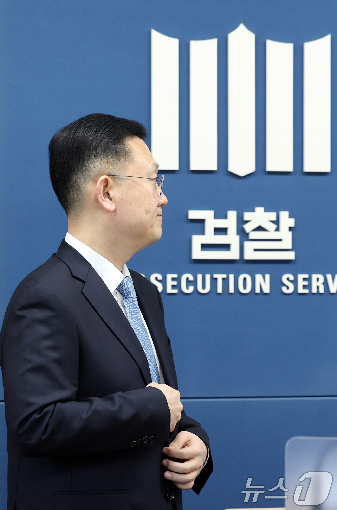 본문 이미지 - 박세현 비상계엄 특별수사본부장이 8일 오후 서울 서초구 서울고검 기자실에서 수사 관련 브리핑 전 생각에 잠겨 있다. 2024.12.8/뉴스1 ⓒ News1 황기선 기자