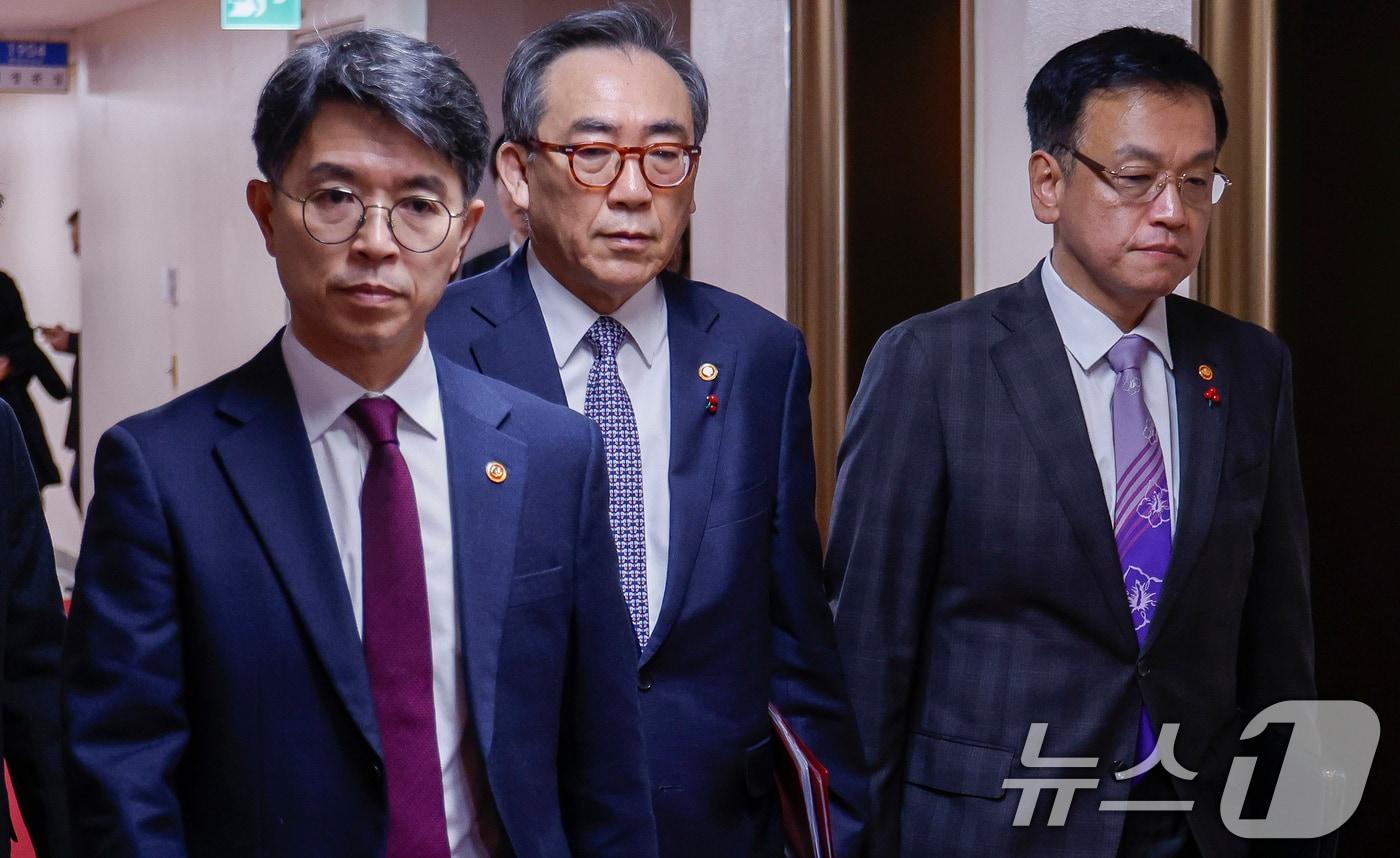 본문 이미지 - 김완섭(왼쪽부터) 환경부 장관, 조태열 외교부 장관, 최상목 경제부총리 겸 기획재정부 장관이 8일 서울 종로구 정부서울청사에서 열린 국무위원 간담회에 참석하고 있다. (공동취재) 2024.12.8/뉴스1 ⓒ News1 임세영 기자