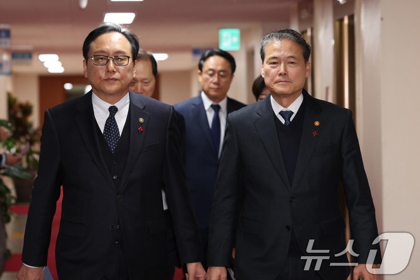 본문 이미지 - 김영호(오른쪽) 통일부 장관 등 국무위원들이 8일 오후 서울 종로구 정부서울청사에서 열린 국무위원 간담회에 참석하기 위해 입장하고 있다. (공동취재) 2024.12.8/뉴스1 ⓒ News1 임세영 기자