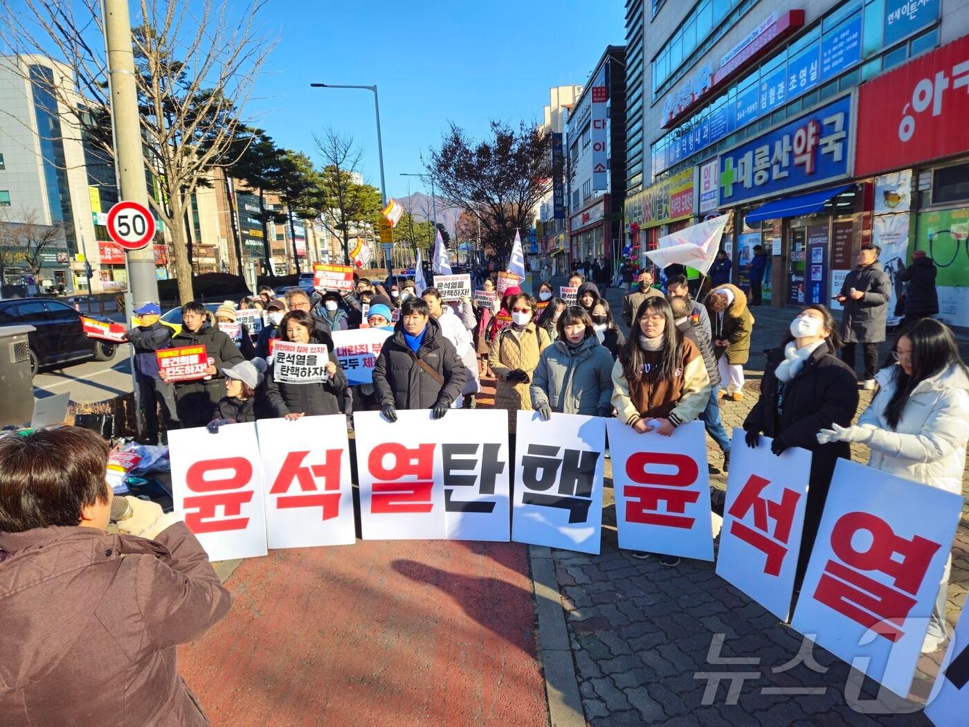 본문 이미지 - 춘천촛불행동은 8일 오후 2시부터 춘천 거두사거리 인근에서 윤석열 대통령의 퇴진을 촉구하는 집회를 하고 있다.2024.12.8 한귀섭 기자