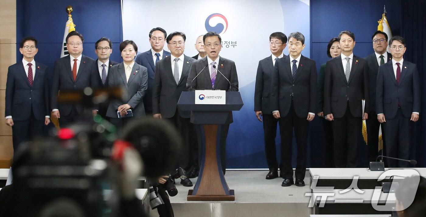 본문 이미지 - 최상목 경제부총리 겸 기획재정부 장관을 비롯한 국무위원들이 8일 서울 종로구 정부서울청사에서 관계부처 합동 성명문(국민께 드리는 말씀)을 발표하고 있다. 2024.12.8/뉴스1 ⓒ News1 임세영 기자