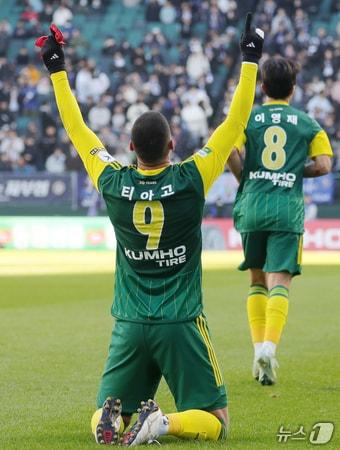 본문 이미지 - 8일 전북자치도 전주시 전주월드컵경기장에서 열린 승강 플레이오프 2차전 전북현대와 서울이랜드의 경기에서 전북현대 티아고가 골을 넣고 세리머니를 하고 있다. 2024.12.8/뉴스1 ⓒ News1 유경석 기자