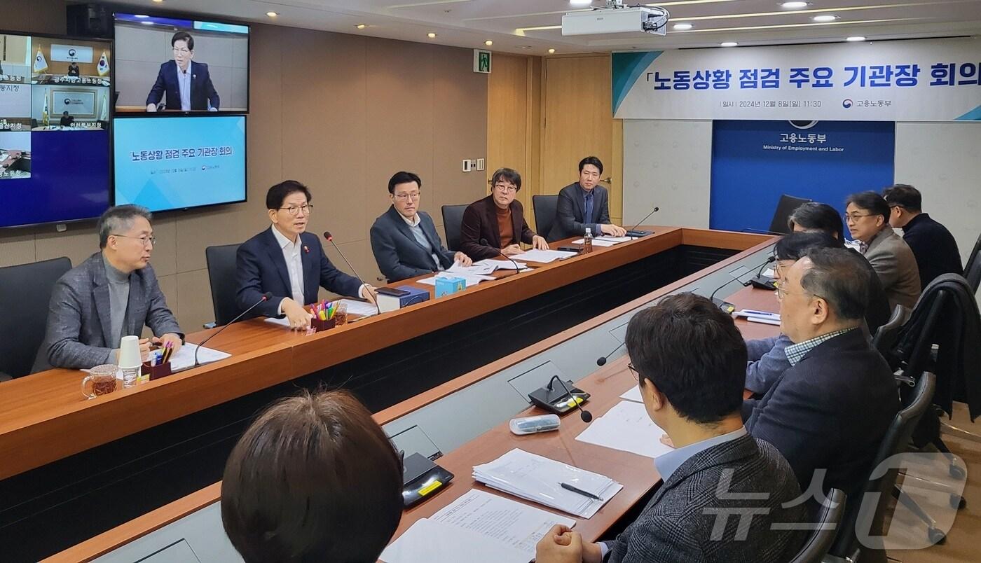본문 이미지 - 김문수 장관은 8일 오전 서울고용노동청에서 실·국장, 8개 지방청 등 주요 지방관서장이 참석하는 '노동상황 점검 주요 기관장 회의'를 개최했다. (사진제공=고용노동부)