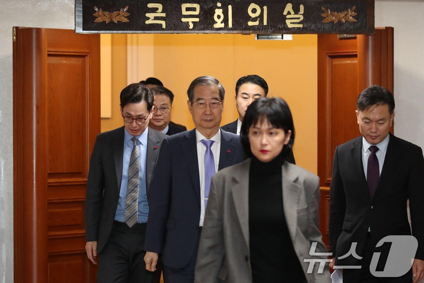 본문 이미지 - 한덕수 국무총리가 8일 오후 서울 종로구 정부서울청사에서 열린 국무위원 간담회를 마치고 나와 승강기를 타기 위해 이동하고 있다. (공동취재) 2024.12.8/뉴스1 ⓒ News1 임세영 기자