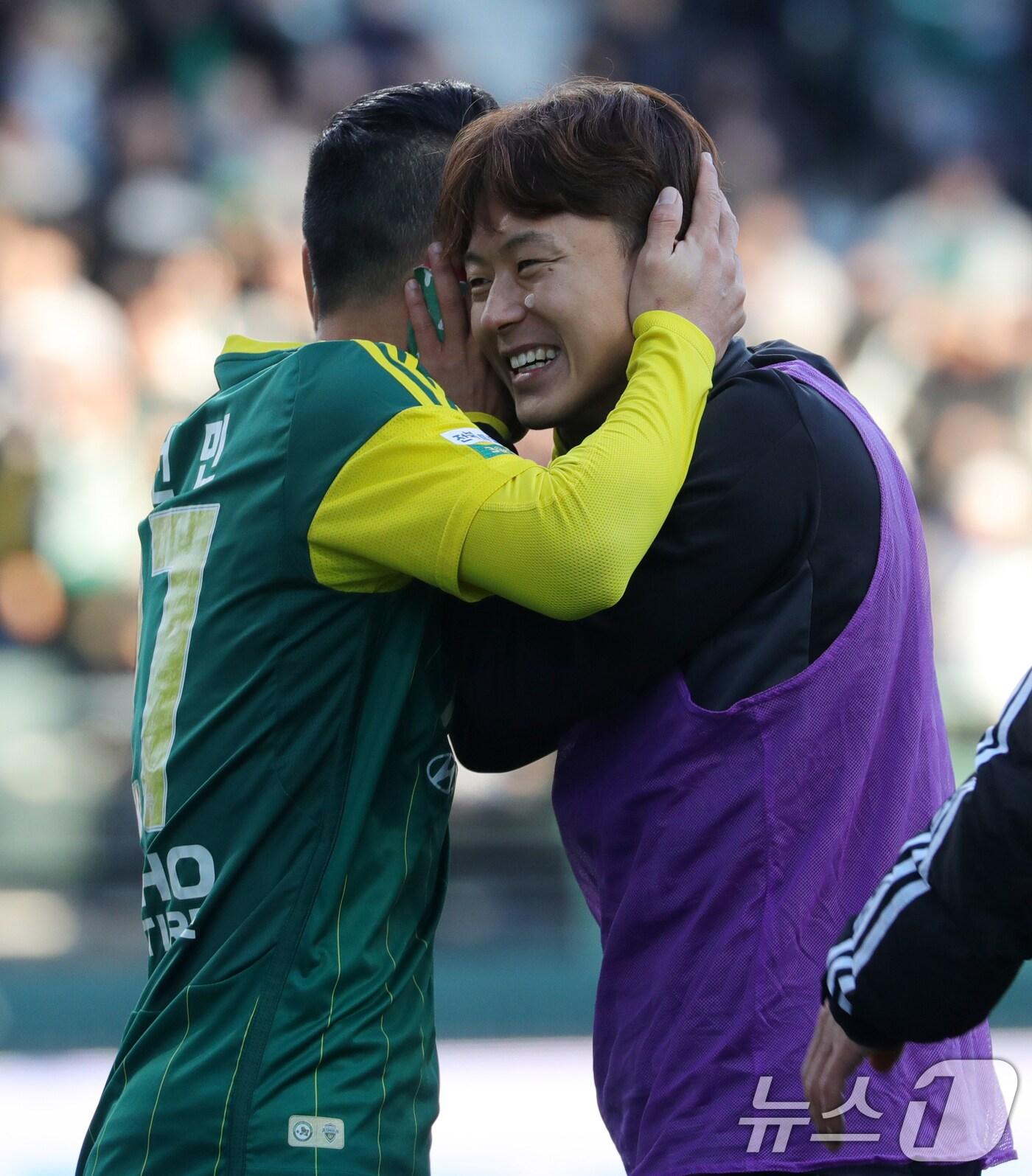 본문 이미지 - 8일 전북자치도 전주시 전주월드컵경기장에서 열린 승강 플레이오프 2차전 전북현대와 서울이랜드의 경기에서 전북현대 문선민이 골을 넣고 동료들과 기쁨을 만끽하고 있다. 2024.12.8/뉴스1 ⓒ News1 유경석 기자