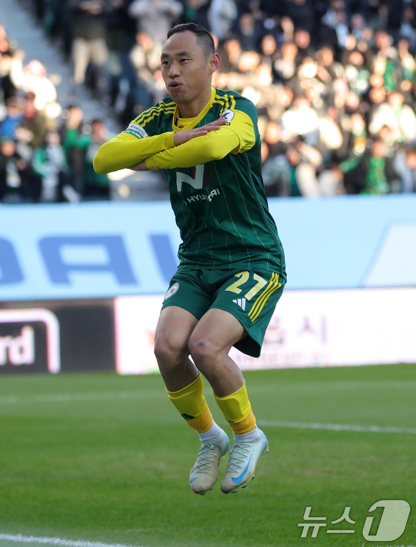 본문 이미지 - 8일 전북자치도 전주시 전주월드컵경기장에서 열린 승강 플레이오프 2차전 전북현대와 서울이랜드의 경기에서 전북현대 문선민이 골을 넣고 관제탑 세리머니를 하고 있다. 2024.12.8/뉴스1 ⓒ News1 유경석 기자