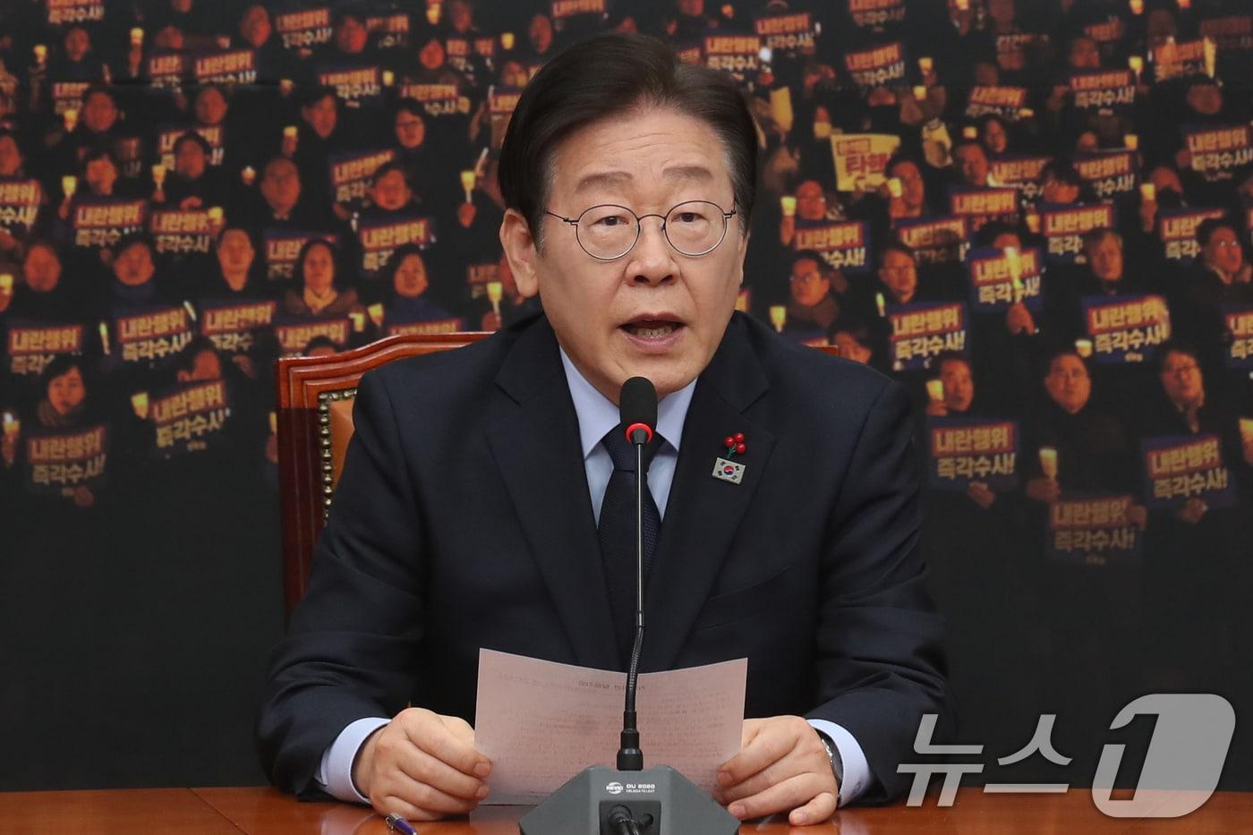 본문 이미지 - 이재명 더불어민주당 대표가 8일 오후 서울 여의도 국회에서 한덕수 국무총리와 한동훈 국민의힘 대표의 대국민 담화 발표와 관련해 입장을 밝히는 기자간담회를 하고 있다. 2024.12.8/뉴스1 ⓒ News1 이광호 기자
