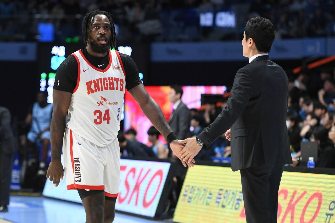 9연승을 질주한 서울 SK 자밀 워니와 전희철 감독. &#40;KBL 제공&#41;