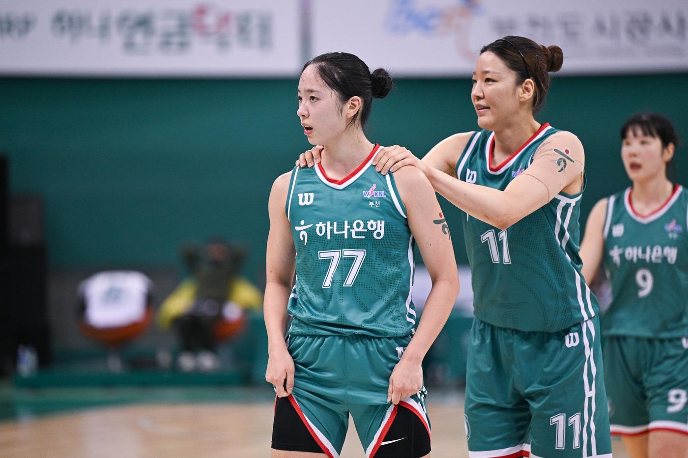 본문 이미지 - 여자 프로농구 부천 하나은행의 박소희와 양인영. (WKBL 제공)