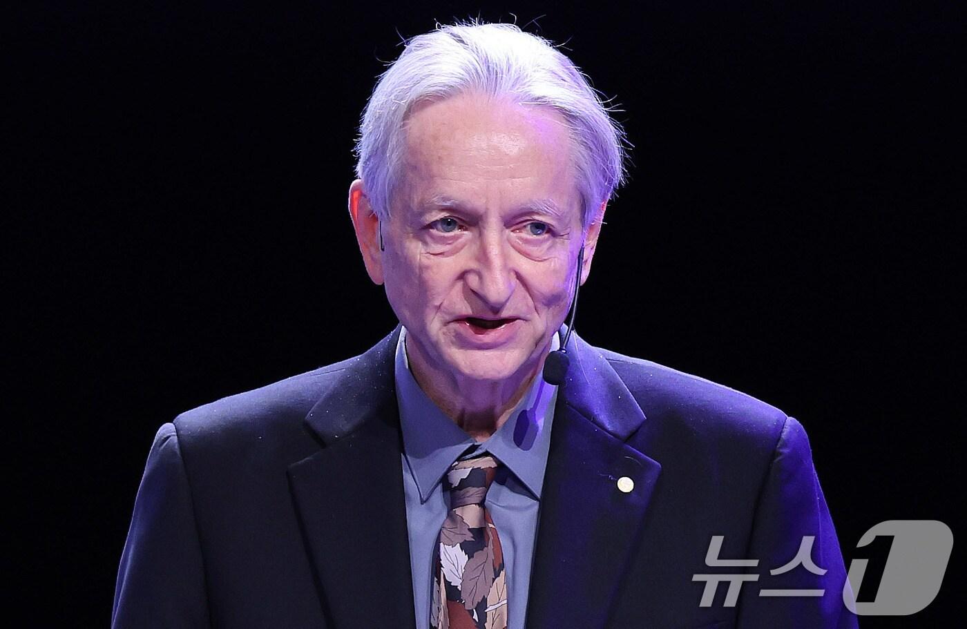 2024 노벨 물리학상을 수상한 제프리 힌턴 캐나다 토론토대 명예교수가 8일(현지시간) 스웨덴 스톡홀름 대학교에서 노벨상 수상자 강연을 하고 있다. 2024.12.8/뉴스1 ⓒ News1 박지혜 기자