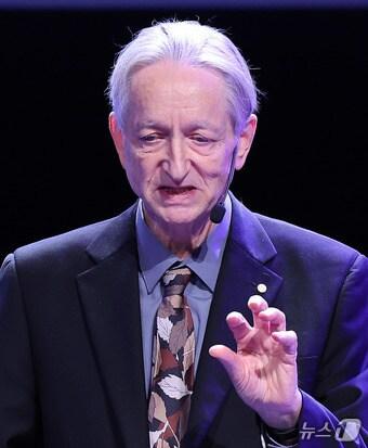 본문 이미지 - 2024 노벨 물리학상을 받은 제프리 힌턴 캐나다 토론토대 명예교수가 8일&#40;현지시간&#41; 스웨덴 스톡홀름 대학교에서 노벨상 수상자 강연을 하고 있다. 2024.12.8/뉴스 ⓒ News1 박지혜 기자