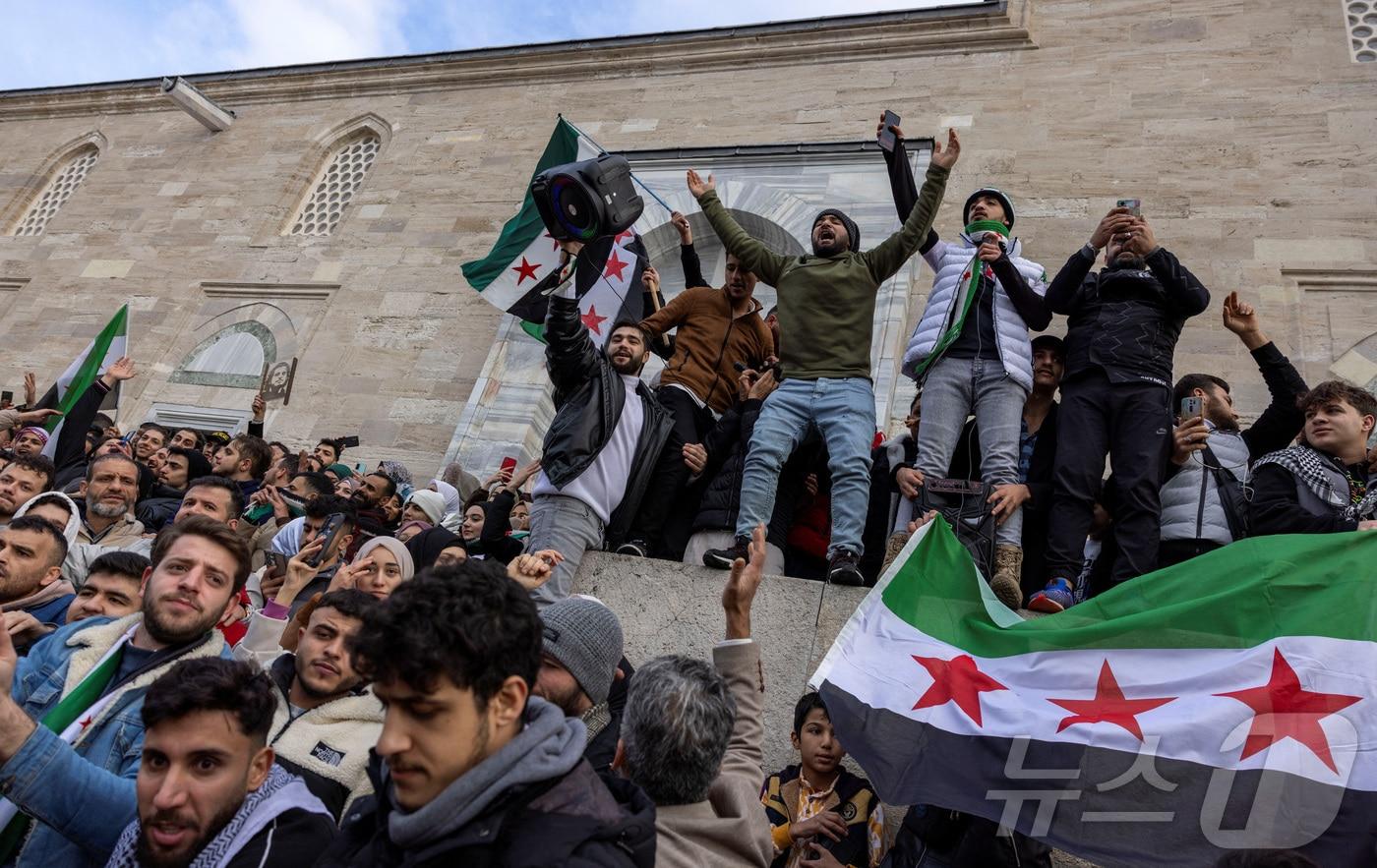 시리아 반군의 7일(현지시간) 수도 다마스쿠스 점령을 축하하는 시리아 국민들. 2024.12.7. ⓒ 로이터=뉴스1
