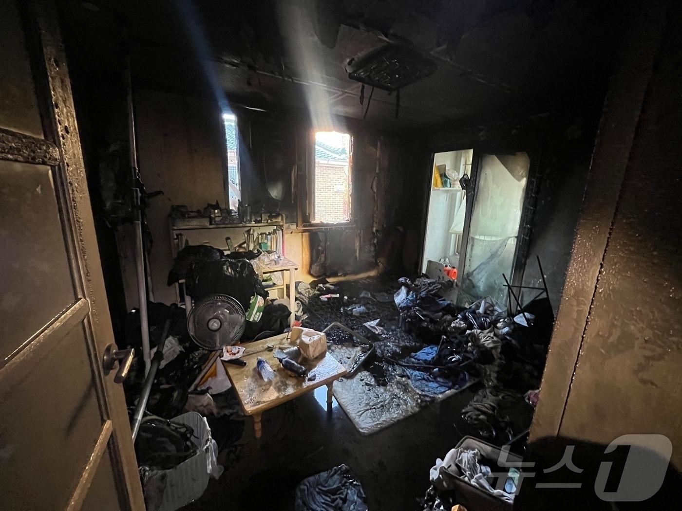 본문 이미지 - 8일 오후 3시55분께 전북 전주시 완산구 효자동의 한 다가구 주택 4층에서 불이 났다.(전북소방 제공)2024.12.8/뉴스1