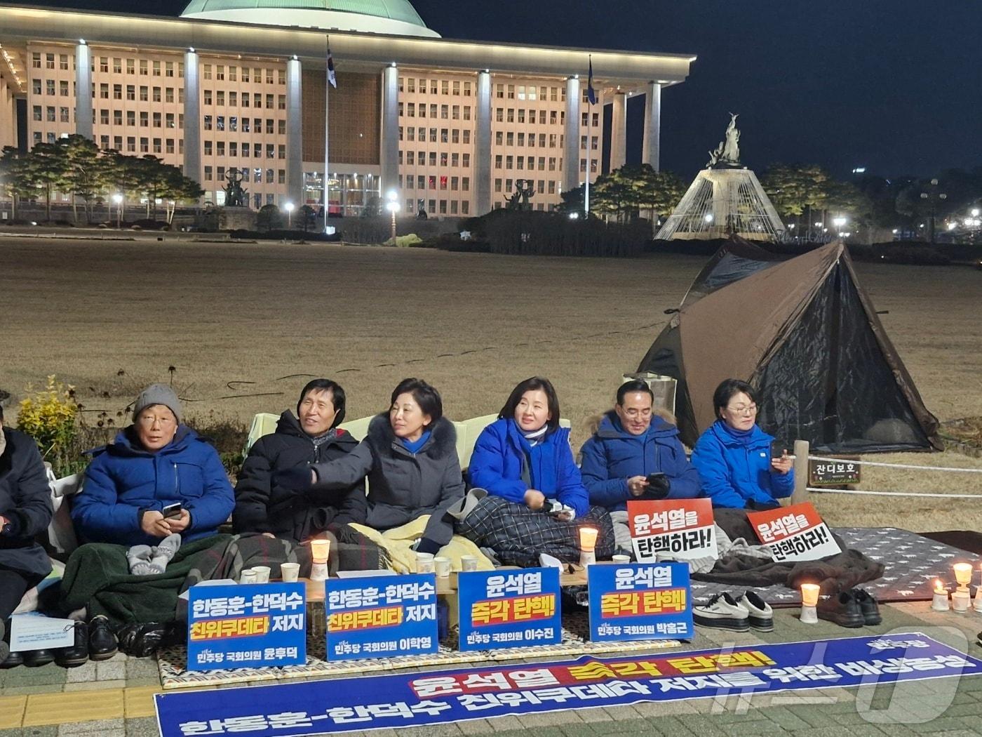 본문 이미지 - 더불어민주당 소속 의원들이 국회 정문 앞에서 '윤석열 즉각 탄핵과 한동훈·한덕수 친위쿠데타 저지를 위한 비상단식농성'을 진행하고 있는 모습 ⓒ 뉴스1 한병찬 기자