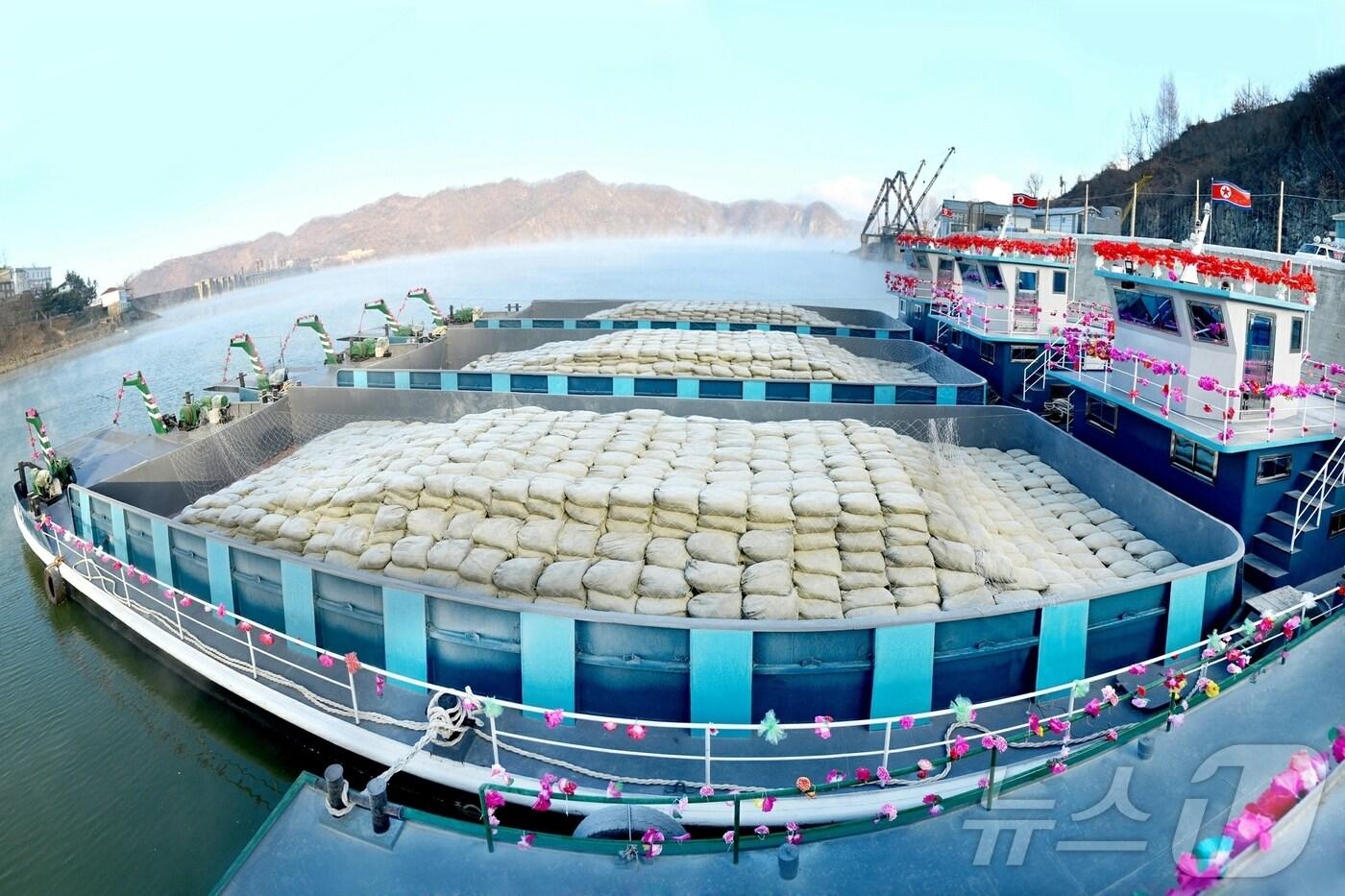 &#40;평양 노동신문=뉴스1&#41; = 북한 노동당 기관지 노동신문은 9일 평안북도와 자강도 산골군들에 시멘트 수송용 짐배 진수식이 8일 현지에서 진행됐다고 보도했다. 신문은 &#34;수송 조건이 불리한 지역들에서도 지방건설, 농촌건설을 강력히 추진할 수 있는 또 하나의 튼튼한 물질적 토대를 구축했다&#34;라고 보도했다. [국내에서만 사용가능. 재배포 금지. DB 금지. For Use Only in the Republic of Korea. Redistribution Prohibited] rodongphoto@news1.kr