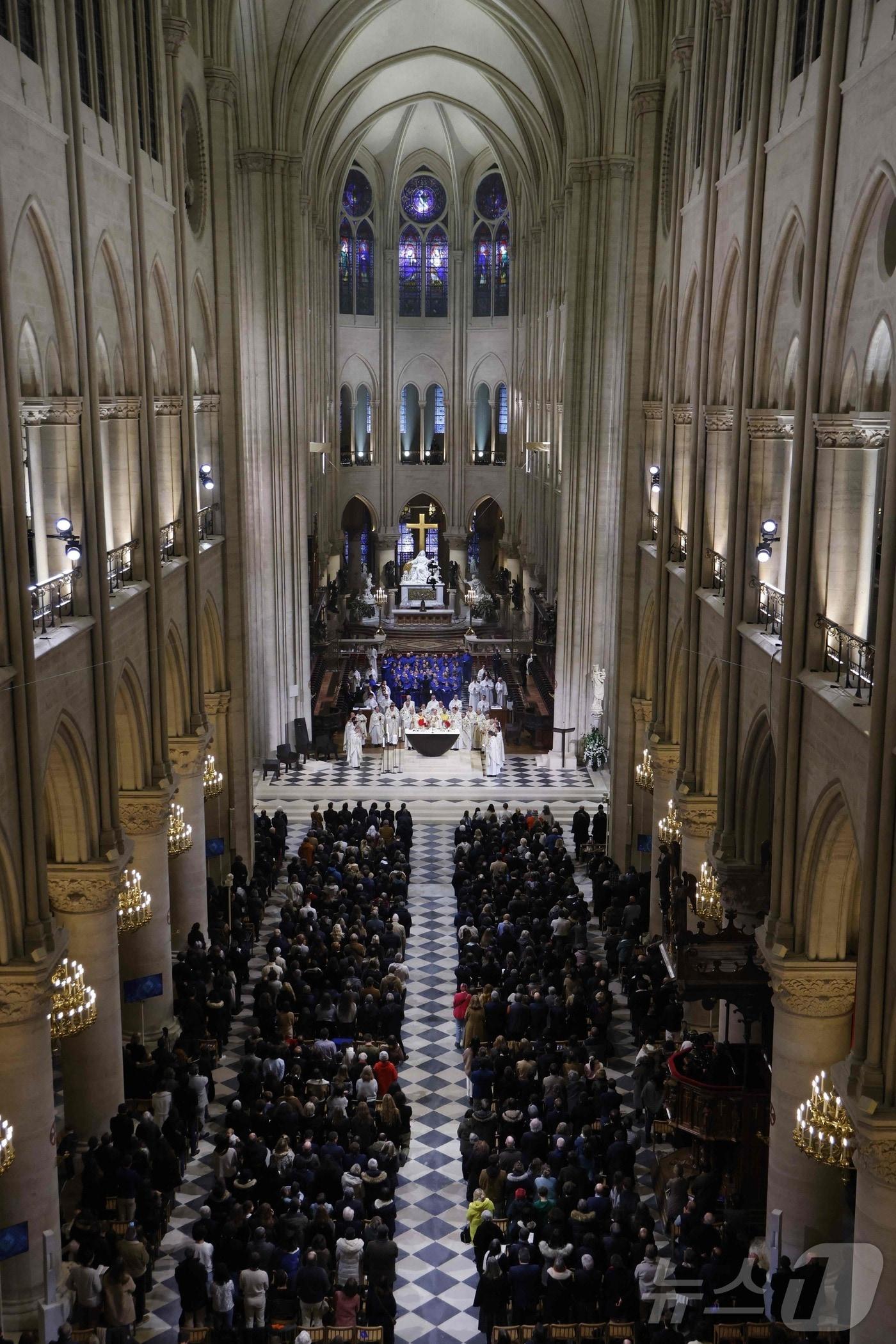 본문 이미지 - 2019년 4월 화재로 거의 전소됐던 프랑스 파리의 노트르담 대성당이 8일(현지시간) 재개관했다. 24.12.08 ⓒ AFP=뉴스1 ⓒ News1 김예슬 기자