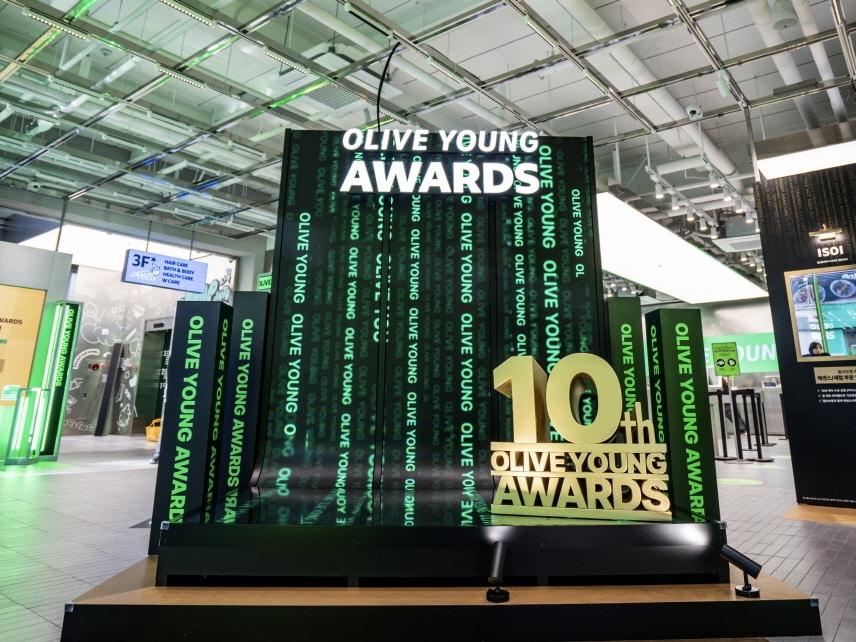 본문 이미지 - 올리브영 홍대타운 매장에 마련한 '올리브영 어워즈 2024' 팝업 전시 공간 대표 이미지(올리브영 제공).