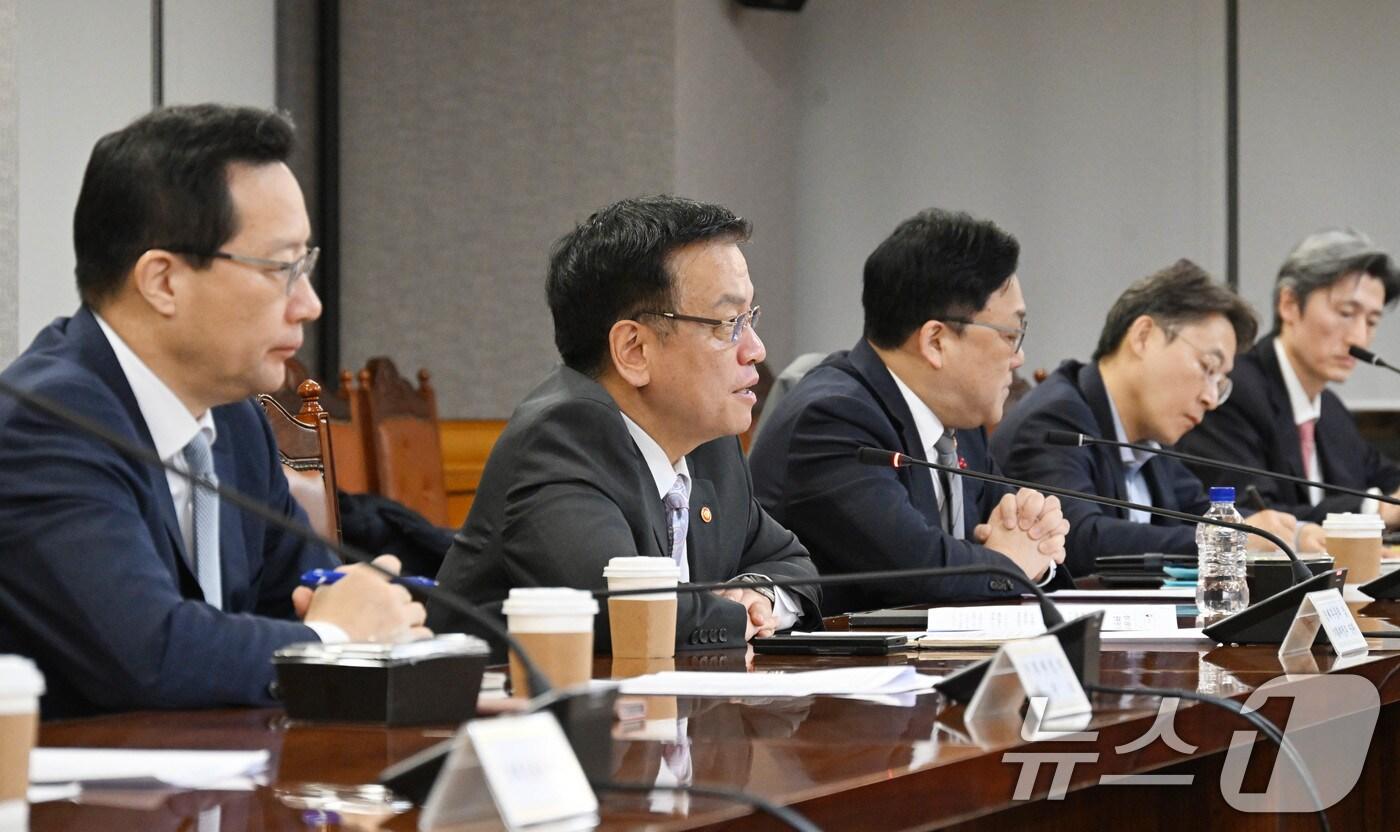 최상목 경제부총리 겸 기획재정부 장관이 9일 서울 중구 은행연합회에서 긴급 거시경제·금융현안 간담회를 주재하고 있다. (기획재정부 제공) 2024.12.9/뉴스1