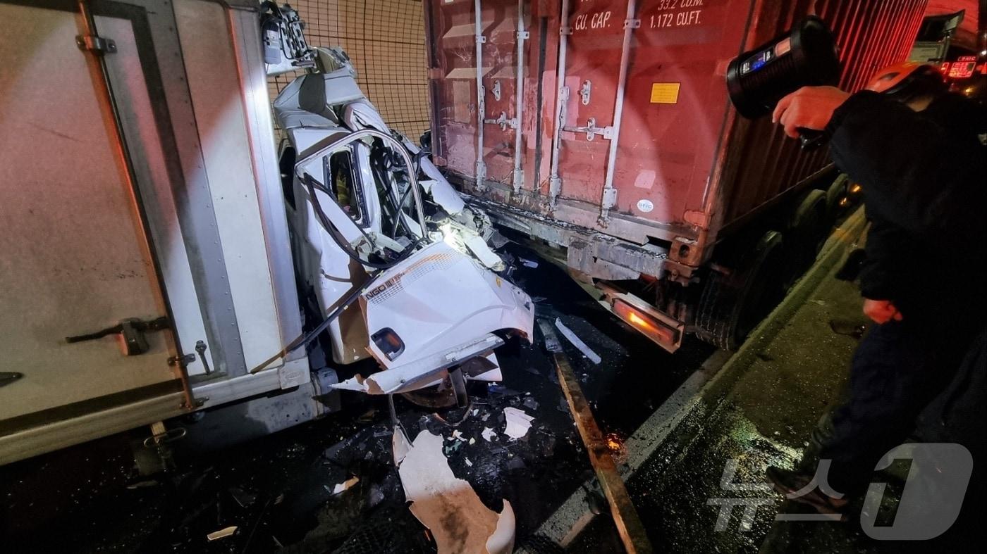 9일 오전 부산 오륜터널 교통 사고 현장.(부산소방재난본부 제공)