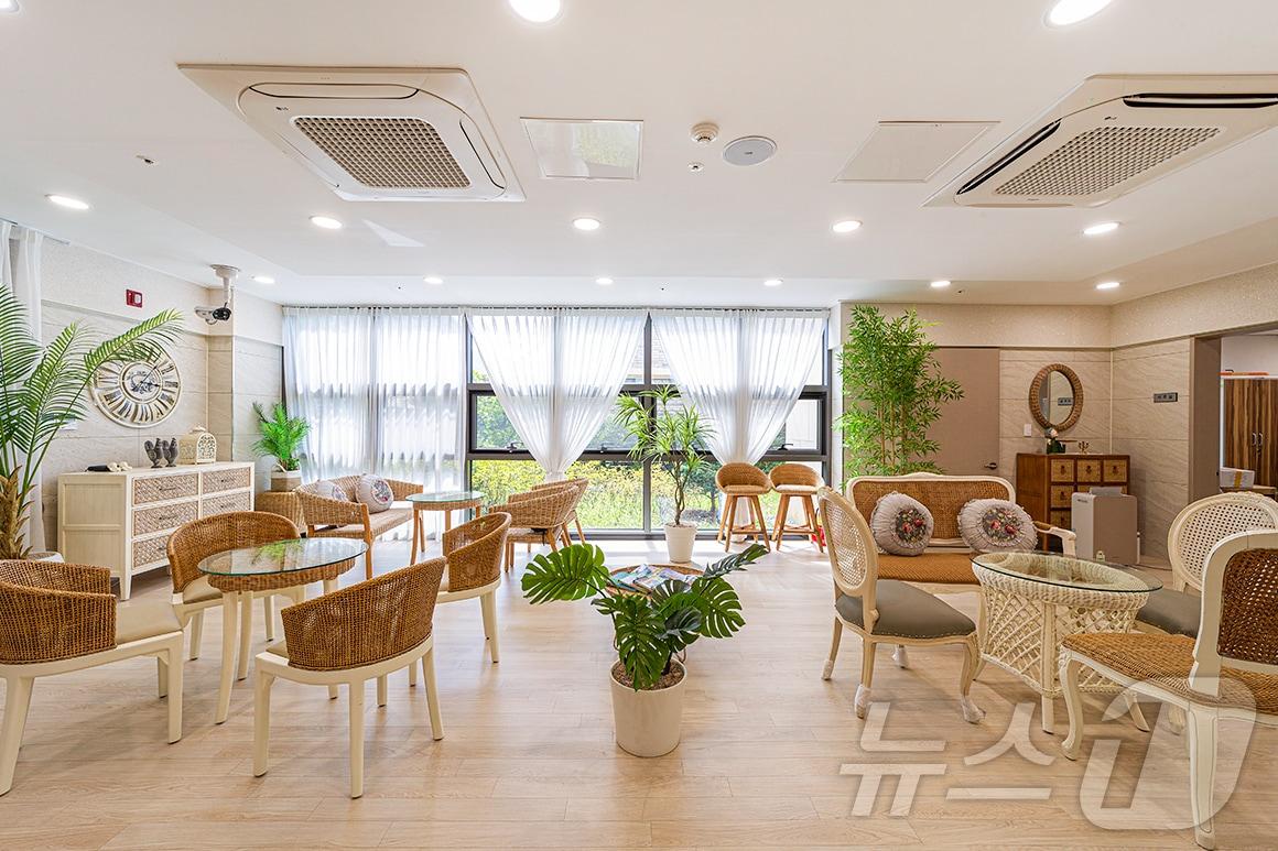 본문 이미지 - 강원 양구군 공공산후조리원 로비.&#40;양구군 제공&#41;