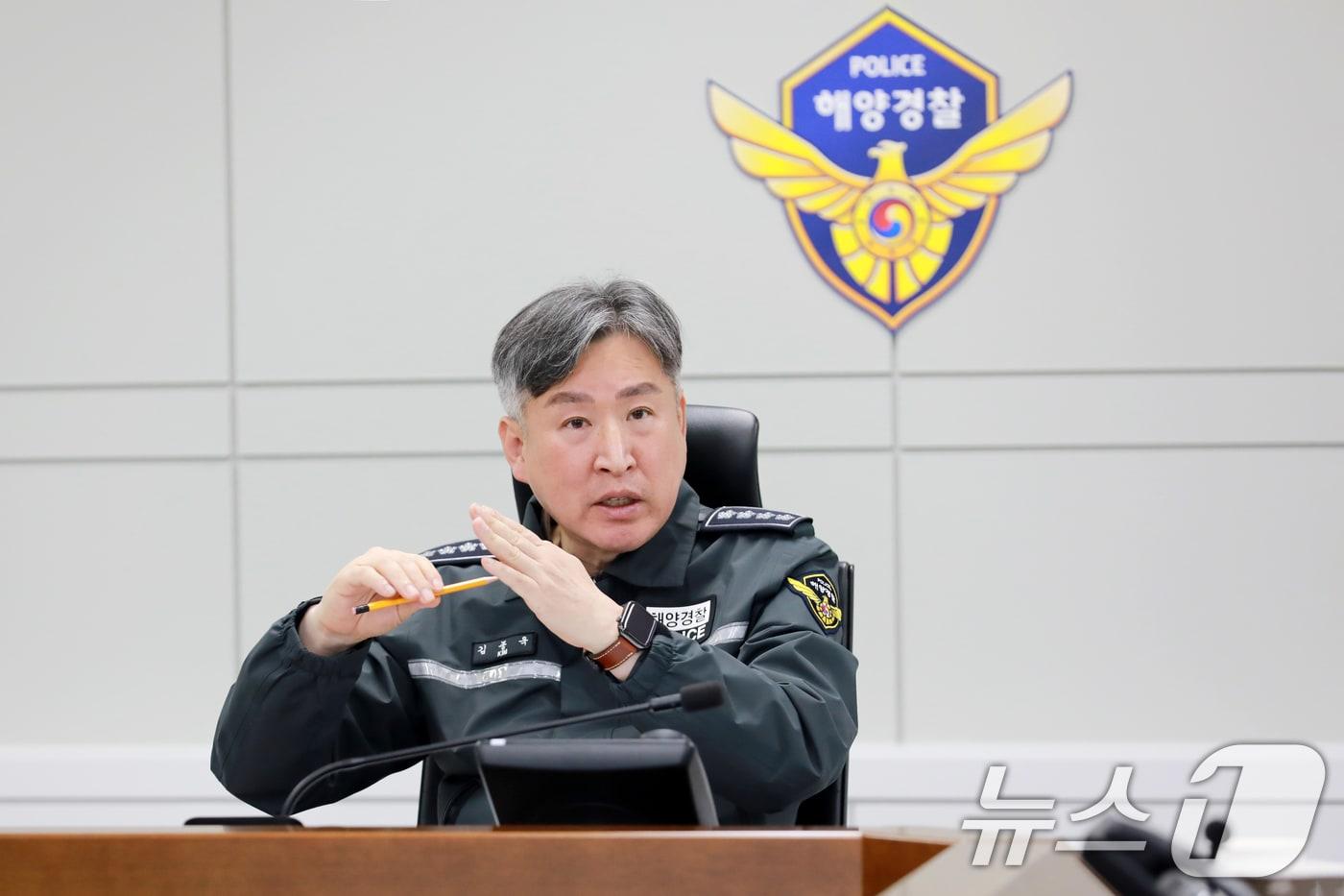 본문 이미지 - 김종욱 해양경찰청장이 9일 경주 감포항 인근에서 발생한 어선-운반선 충돌사고 실종자 구조에 총력 대응할 것을 지시하고 있다. (해양경찰청 제공) 2024.12.9/뉴스1