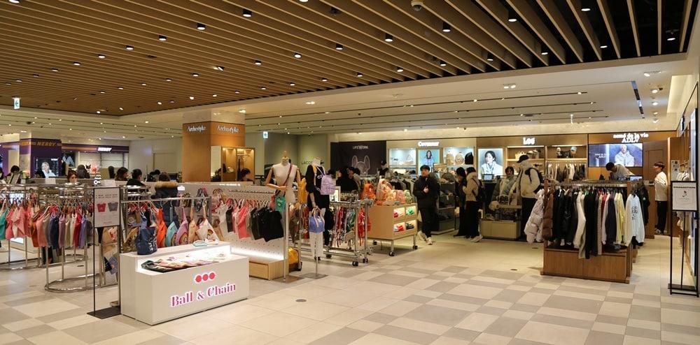 본문 이미지 - 신세계면세점 명동점 패션매장. &#40;신세계면세점 제공&#41;. 