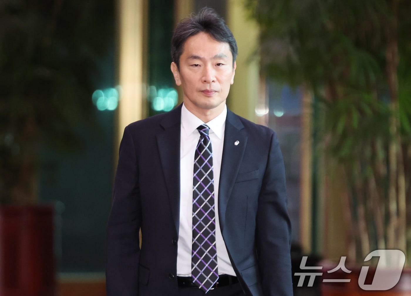 본문 이미지 - 이복현 금융감독원장이 9일 서울 종로구 정부서울청사로 들어서고 있다. 2024.12.9/뉴스1 ⓒ News1 허경 기자