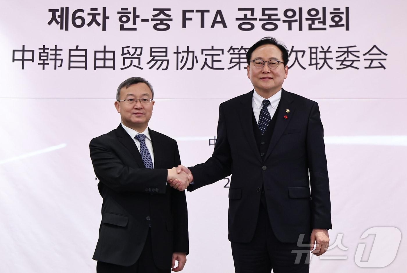 정인교 산업부 통상교섭본부장(오른쪽)과 왕셔우원 중국 상무부 국제무역협상대표가 9일 서울 중구 롯데호텔에서 열린 '제6차 한·중 자유무역협정(FTA) 공동위원회'에 앞서 기념촬영을 하고 있다. 2024.12.9/뉴스1 ⓒ News1 김도우 기자