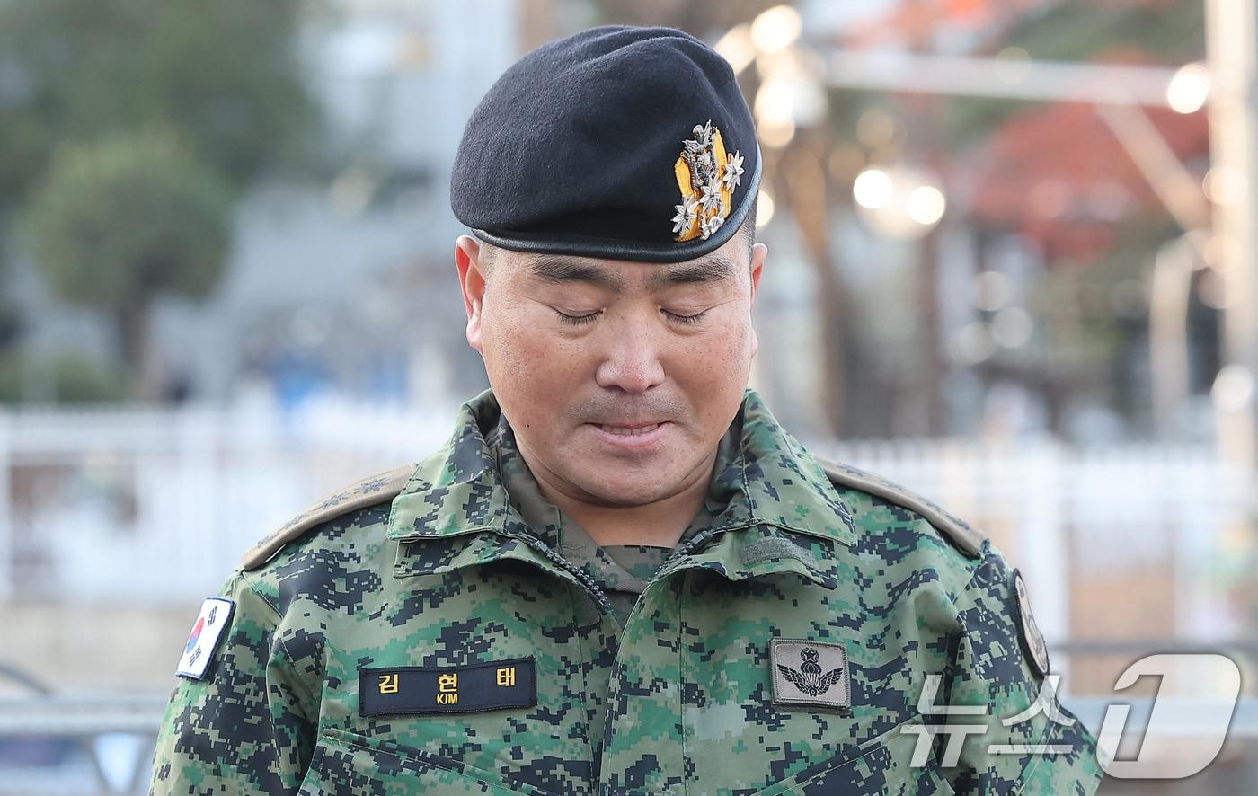 본문 이미지 - 김현태 특전사 제707특수임무단 단장이 9일 오전 서울 용산구 국방부 전쟁기념관 앞에서 기자회견을 마친 뒤 굳은 표정을 짓고 있다. 앞서 국방부 검찰단은 지난 6일 비상계엄 관련 내란죄 등으로 고발되거나 연루된 현역 군인 10명에 대해 법무부에 긴급 출국금지를 신청했으며, 김 단장도 여기에 포함됐다. 2024.12.9/뉴스1 ⓒ News1 김진환 기자