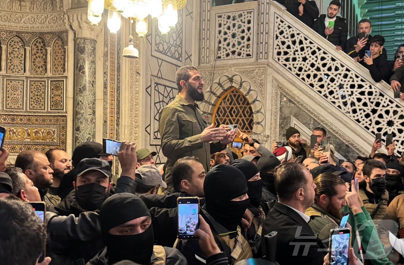 8일&#40;현지시간&#41; 시리아 반군의 주축인 하야트타흐리트알샴&#40;HTS&#41;의 수장 아부 무함마드 알졸라니가 수도 다마스쿠스를 장악한 뒤 한 모스크에서 대중에게 연설하고 있다. 2024.12.08/ ⓒ 로이터=뉴스1 ⓒ News1 박재하 기자