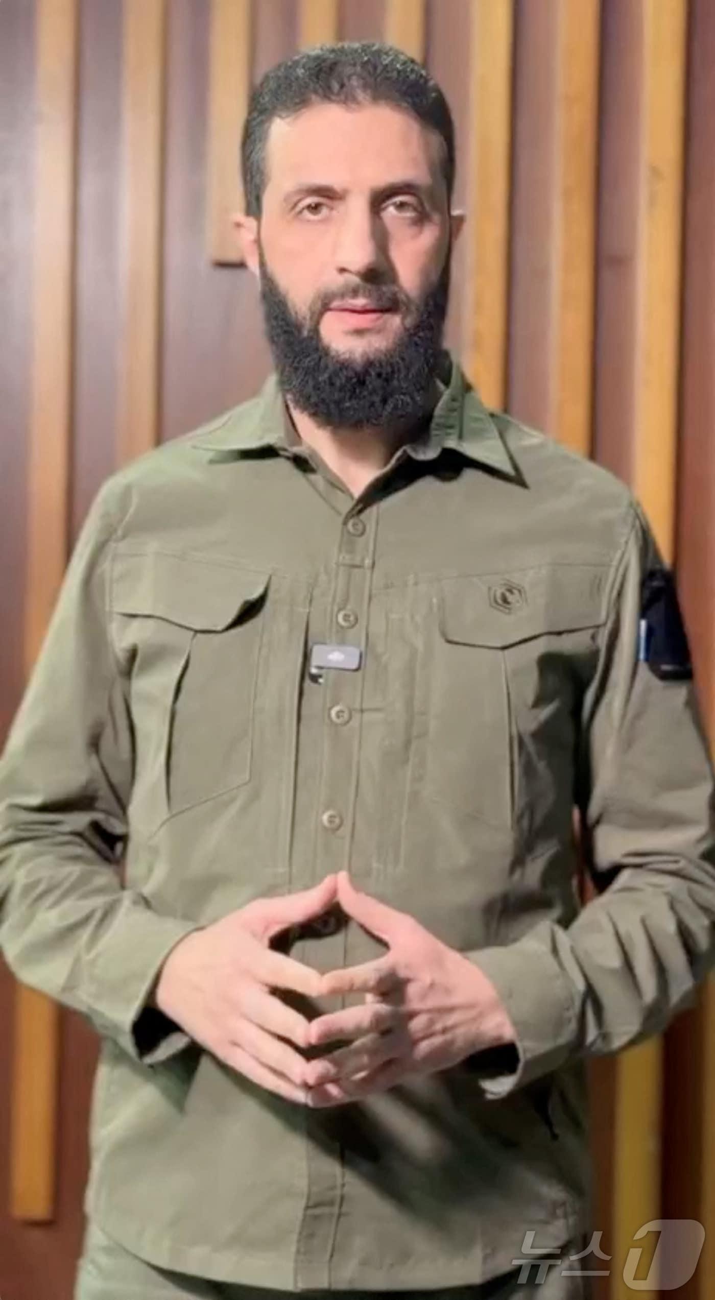 본문 이미지 - 8일&#40;현지시간&#41; 시리아 반군의 주축인 하야트타흐리트알샴&#40;HTS&#41;의 수장 아부 무함마드 알졸라니가 연설하고 있다. 2024.12.08/ ⓒ 로이터=뉴스1 ⓒ News1 박재하 기자