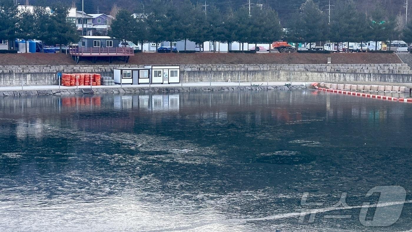 본문 이미지 - 9일 오전 강원 화천산천어축제장 결빙 본격 시작.(화천군 제공)