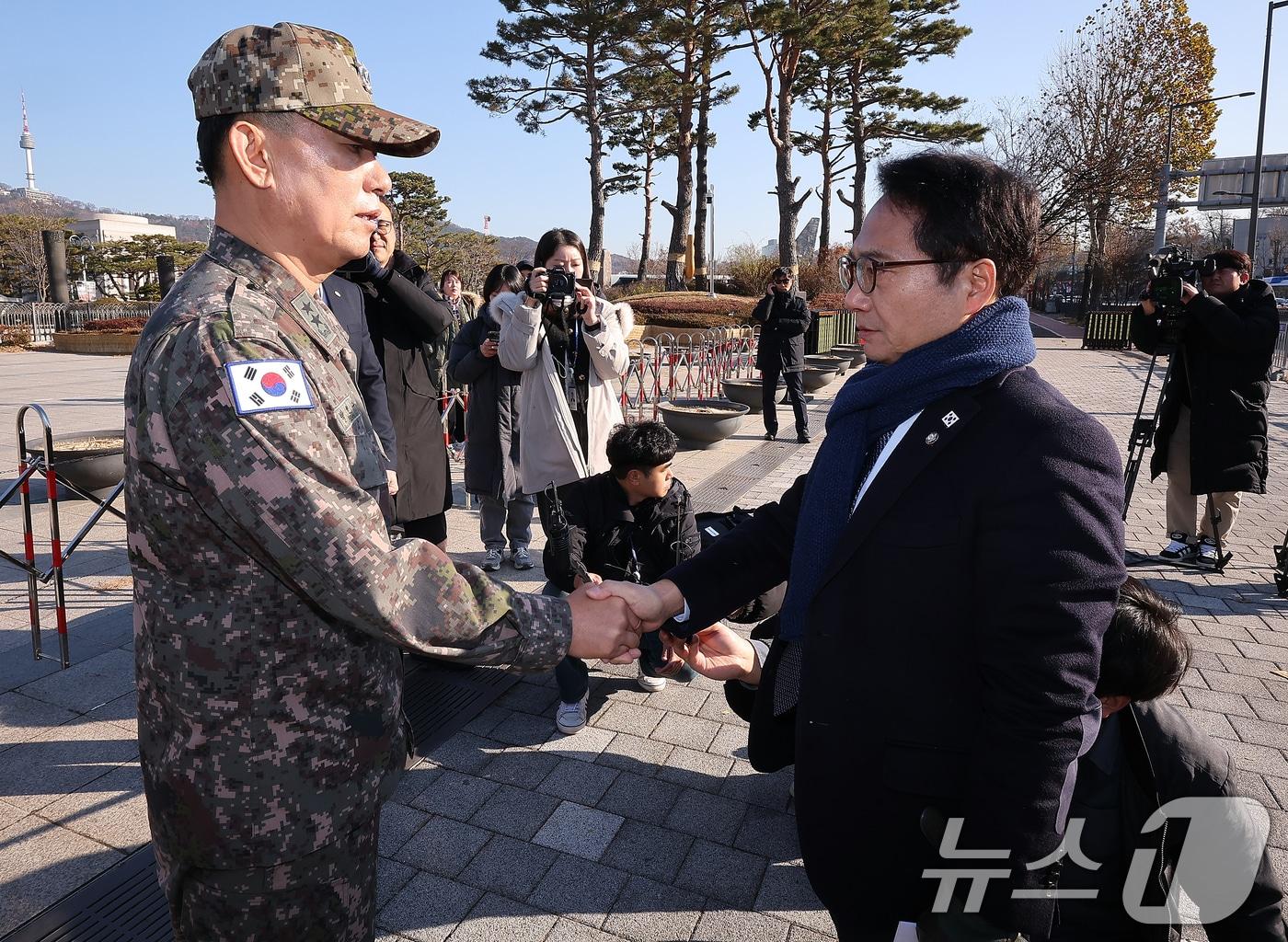 본문 이미지 - 국회 정보위원회 소속 박선원 더불어민주당 의원이 지난 12월 9일 오전 서울 용산구 대통령실 앞에서 박안수 육군참모총장, 여인형 방첩사령관 등 12.3 내란 혐의자에 대한 고발장 제출에 앞서 박헌수 국방부 조사본부 본부장(왼쪽)과 악수하고 있다. 2024.12.9 ⓒ 뉴스1 김진환 기자