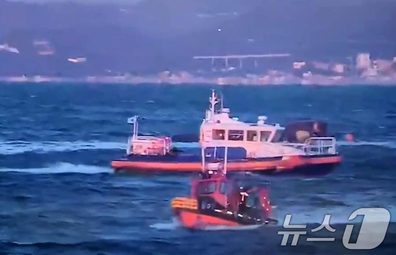 본문 이미지 - 지난 9일 오전 5시43분쯤 경북 경주시 감포항 동방 6km 해상에서 운항 중이던 선장과 선원 8명이 탄 금광호&#40;감포선적, 20톤급&#41;와 모래운반선 400톤급 화물선이 충돌했다. 출동한 해경 구조대원이 전복된 A 호 선원들을 수색하고 있다. &#40;포항해양경찰서제공&#41; 2024.12.9/뉴스1 ⓒ News1 최창호 기자