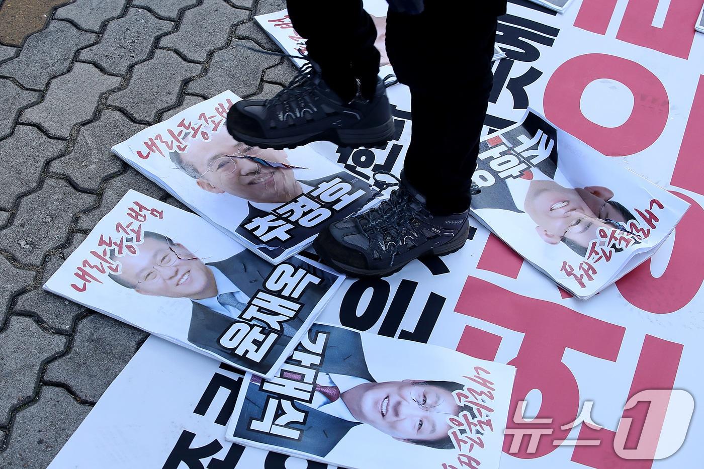 윤석열퇴진 대구시국회의 참가자들이 9일 오전 대구 수성구 범어동 국민의힘 대구경북 당사 앞에서 '탄핵표결 거부, 내란동조 국민의힘 규탄' 기자회견을 열고, 탄핵표결을 거부한 대구경북 국민의힘 의원들의 사진을 바닥에 던진 뒤 밟고 있다. 2024.12.9/뉴스1 ⓒ News1 공정식 기자