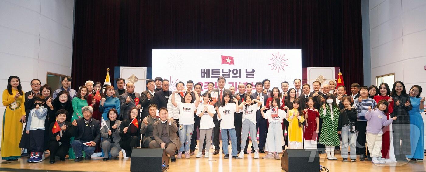 본문 이미지 - ‘베트남의 날’ 2주년 기념식 참석자들이 기념촬영을 하고 있다.(광주시 제공)