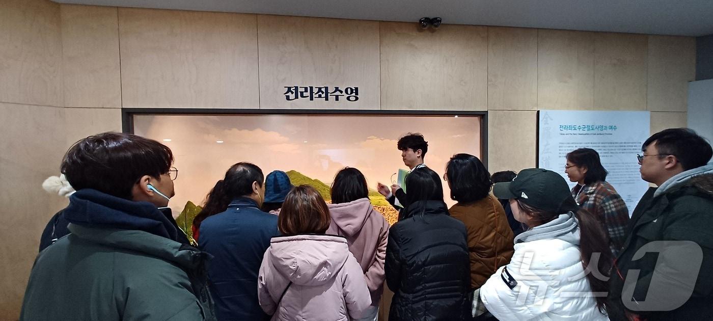 지난 5일 제주 교사들이 전라남도 일원에서 ‘2024 제주4·3과 함께하는 여순10·19 평화·인권교육’을 하고 있다.(제주도교육청 제공)