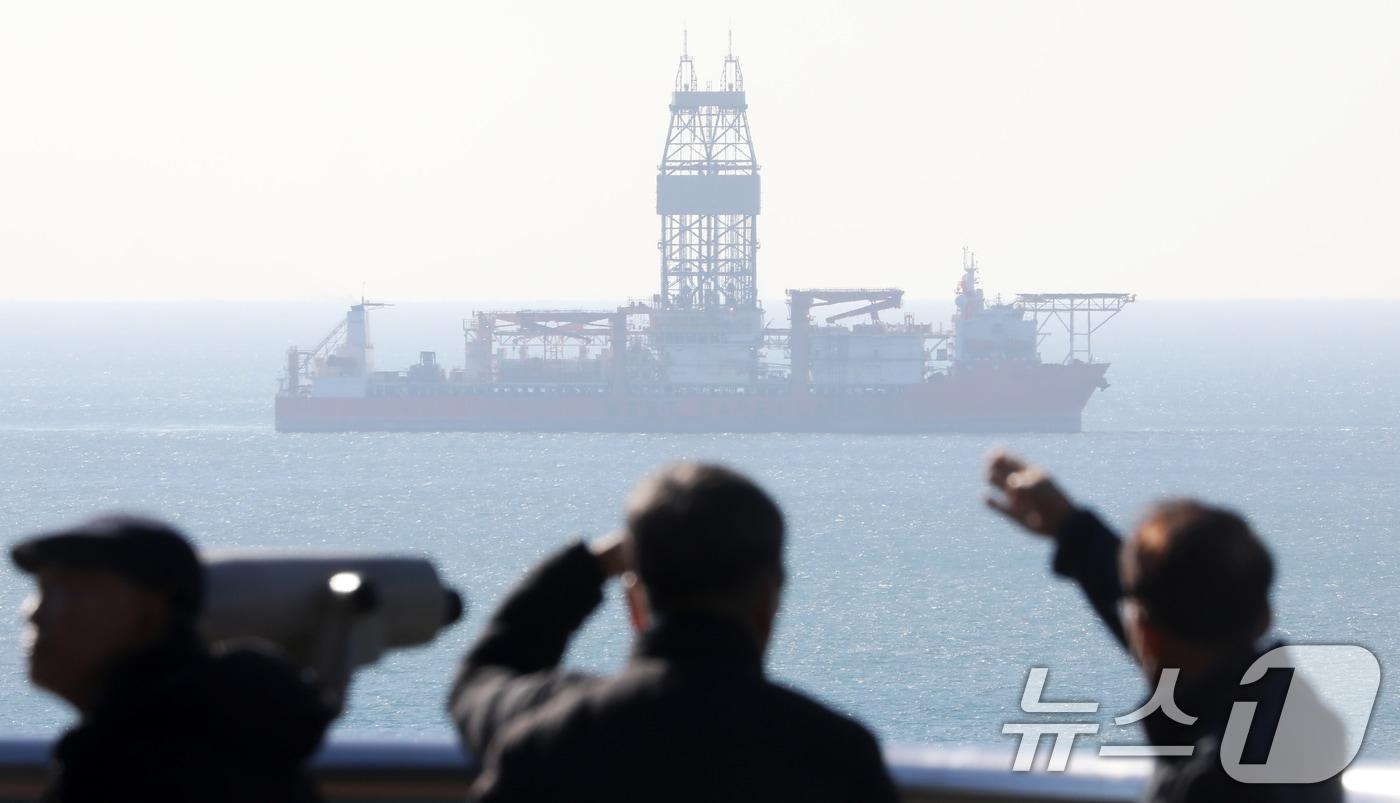 동해심해 가스전 유망구조에 석유·가스가 묻혀 있는지를 확인할 시추선 &#39;웨스트 카펠라&#39;호가 9일 오전 부산 남외항에 입항해 있다. ]2024.12.9/뉴스1 ⓒ News1 윤일지 기자
